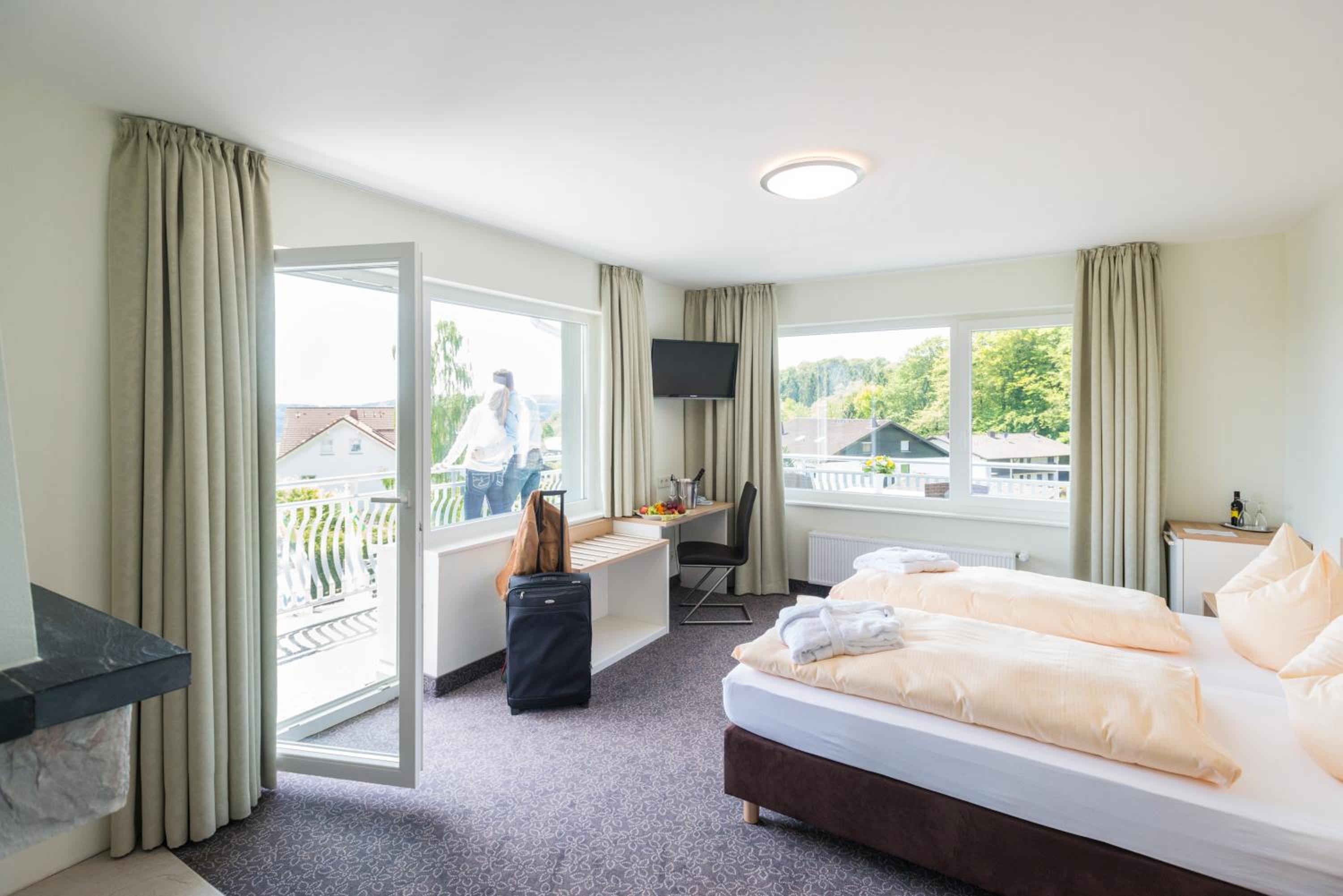 Deluxe Double Room with Balcony - Photo 3