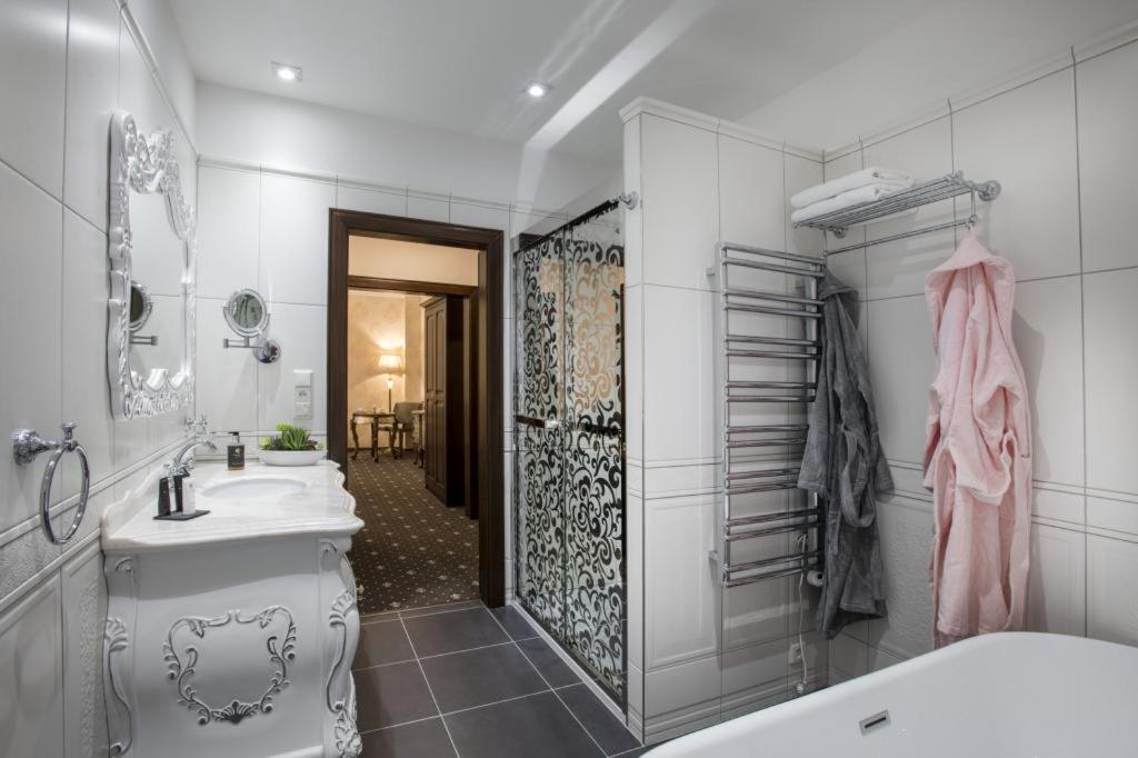 Superior King Suite photo 2