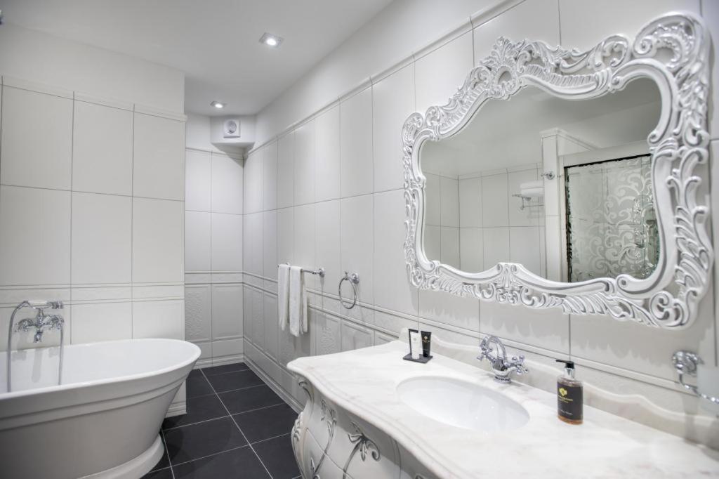 Deluxe King Room - Photo 2