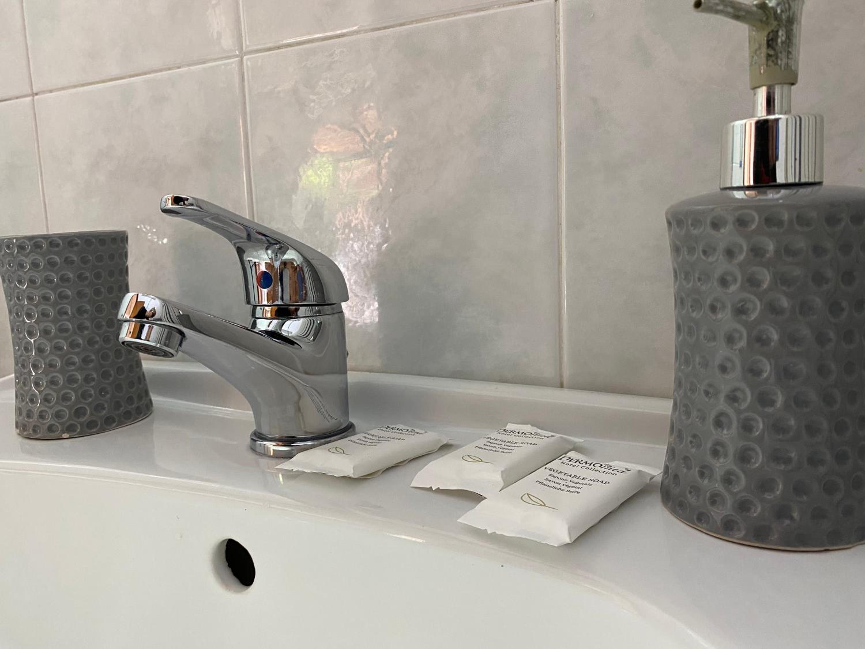 Apartment with Shower - Photo 22