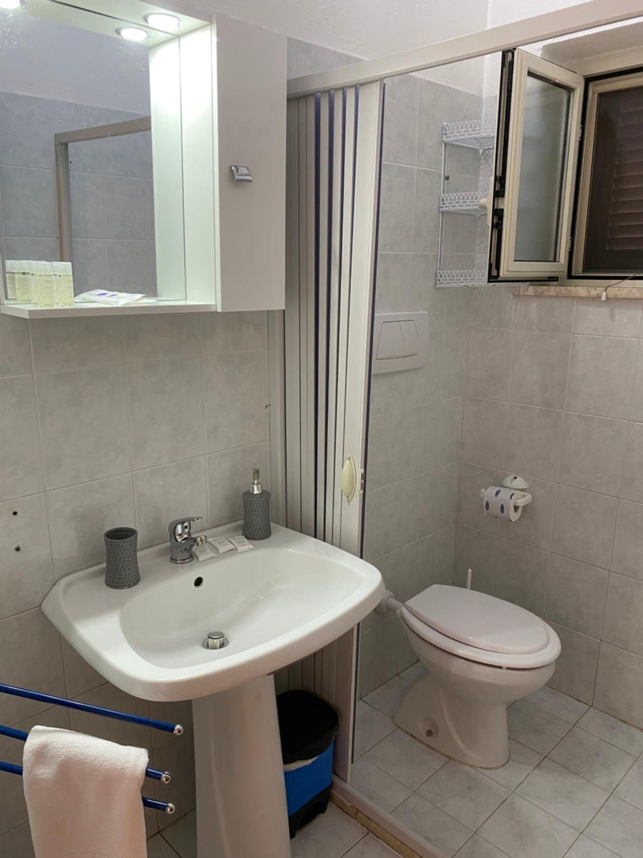 Apartment with Shower - Photo 3