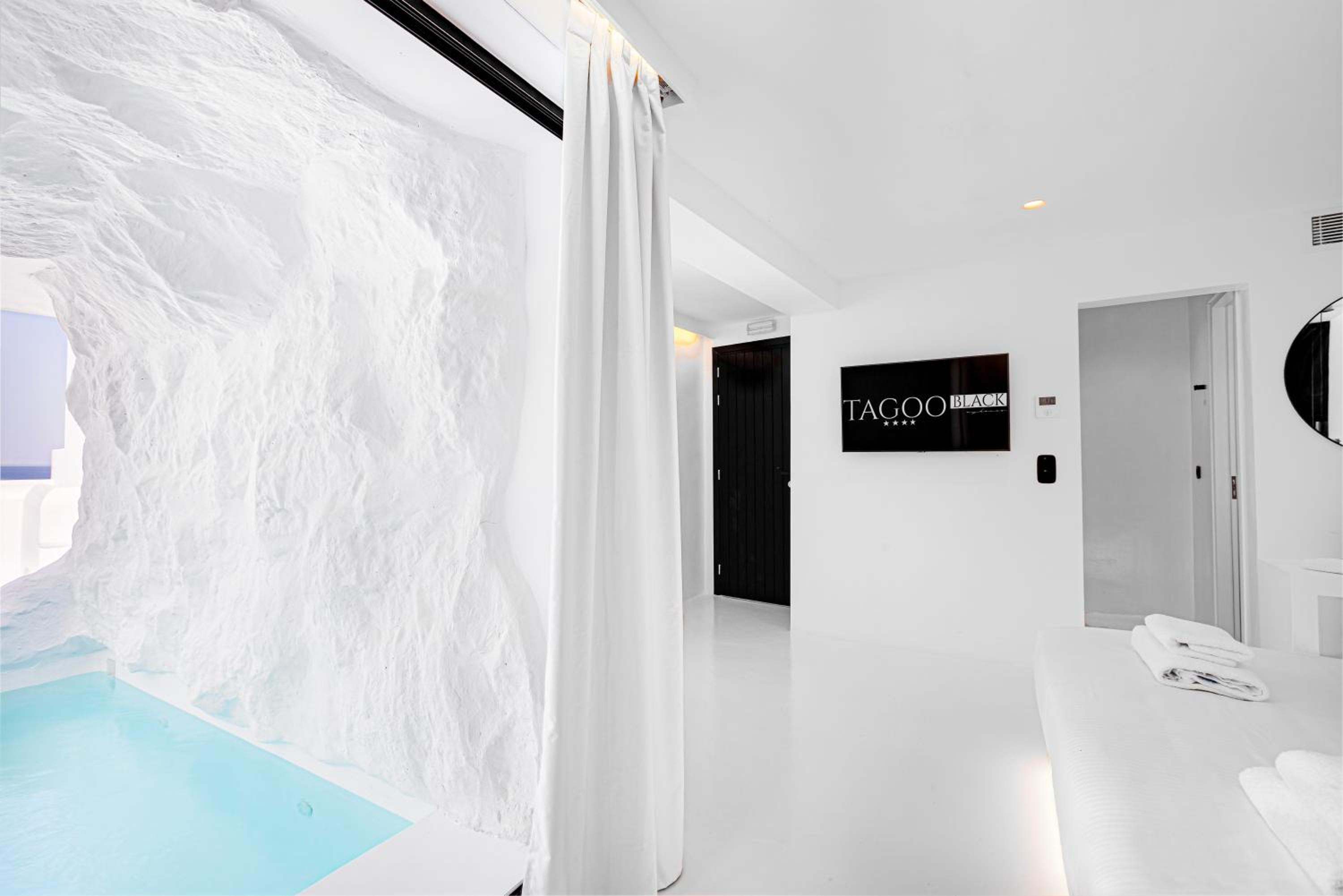Budget Double with Private Cave Pool photo 1