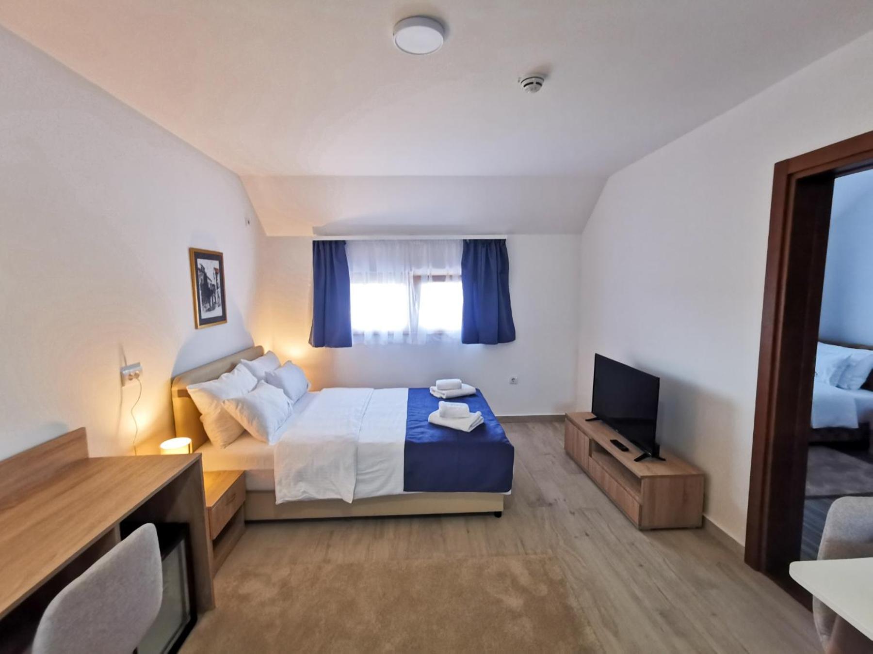 Family Room - Photo 8