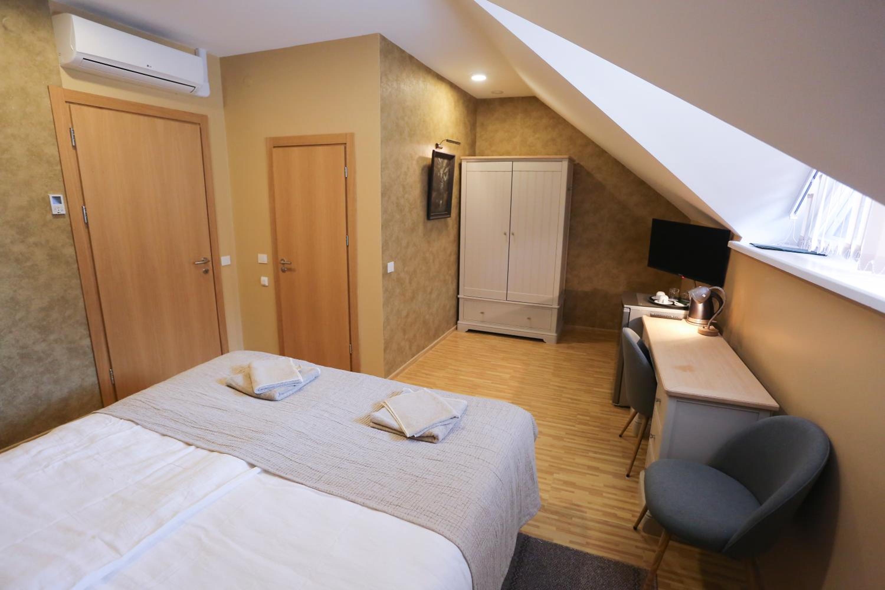 Double or Twin Room - Photo 2