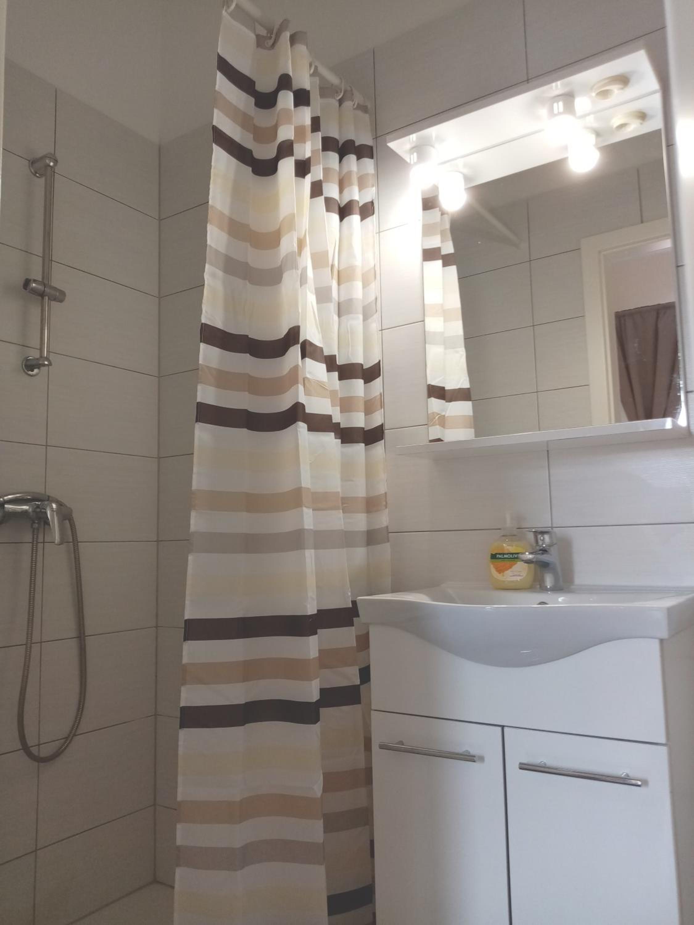 Twin Room with Private Bathroom - Photo 18