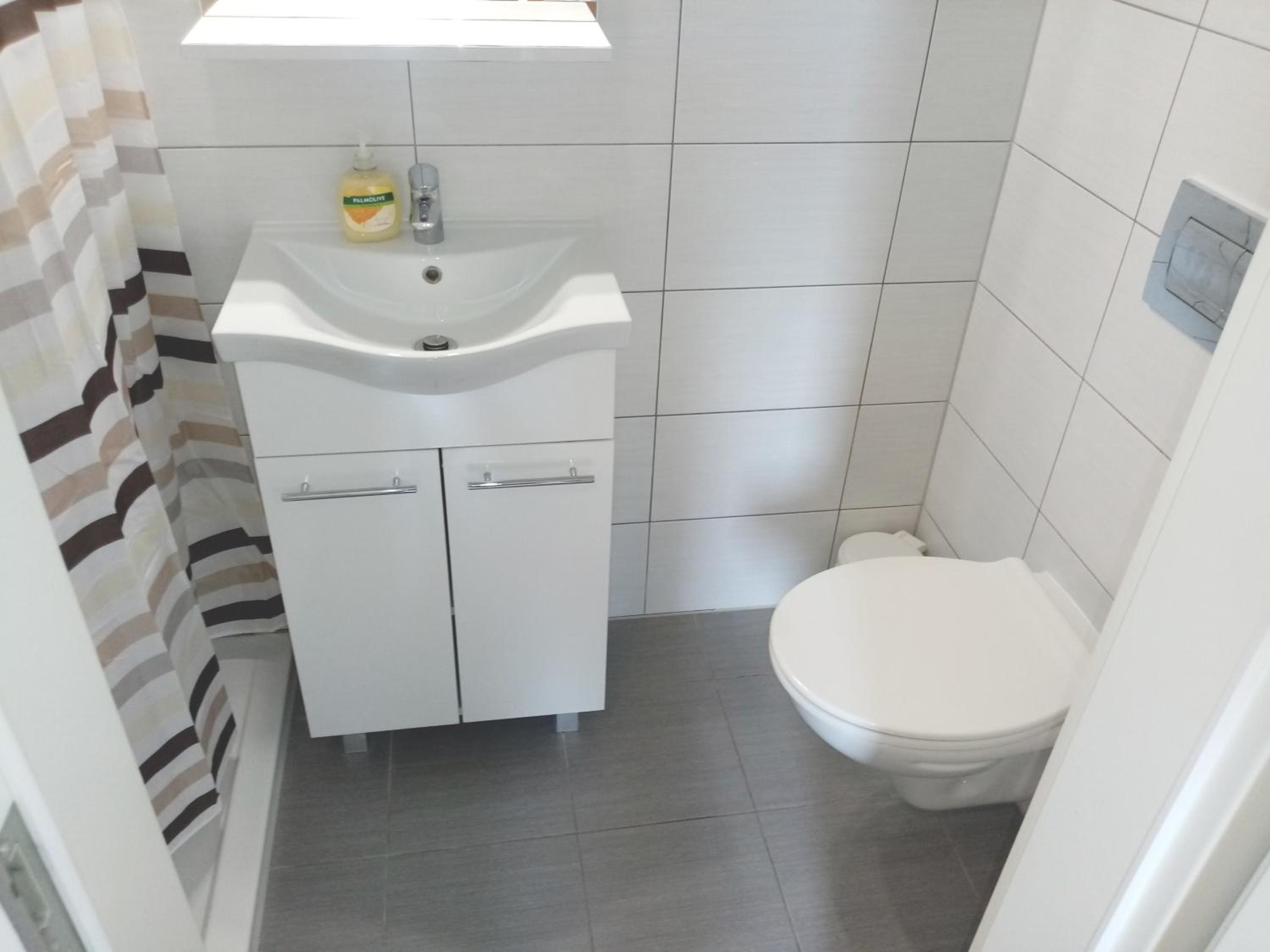 Twin Room with Private Bathroom - Photo 17