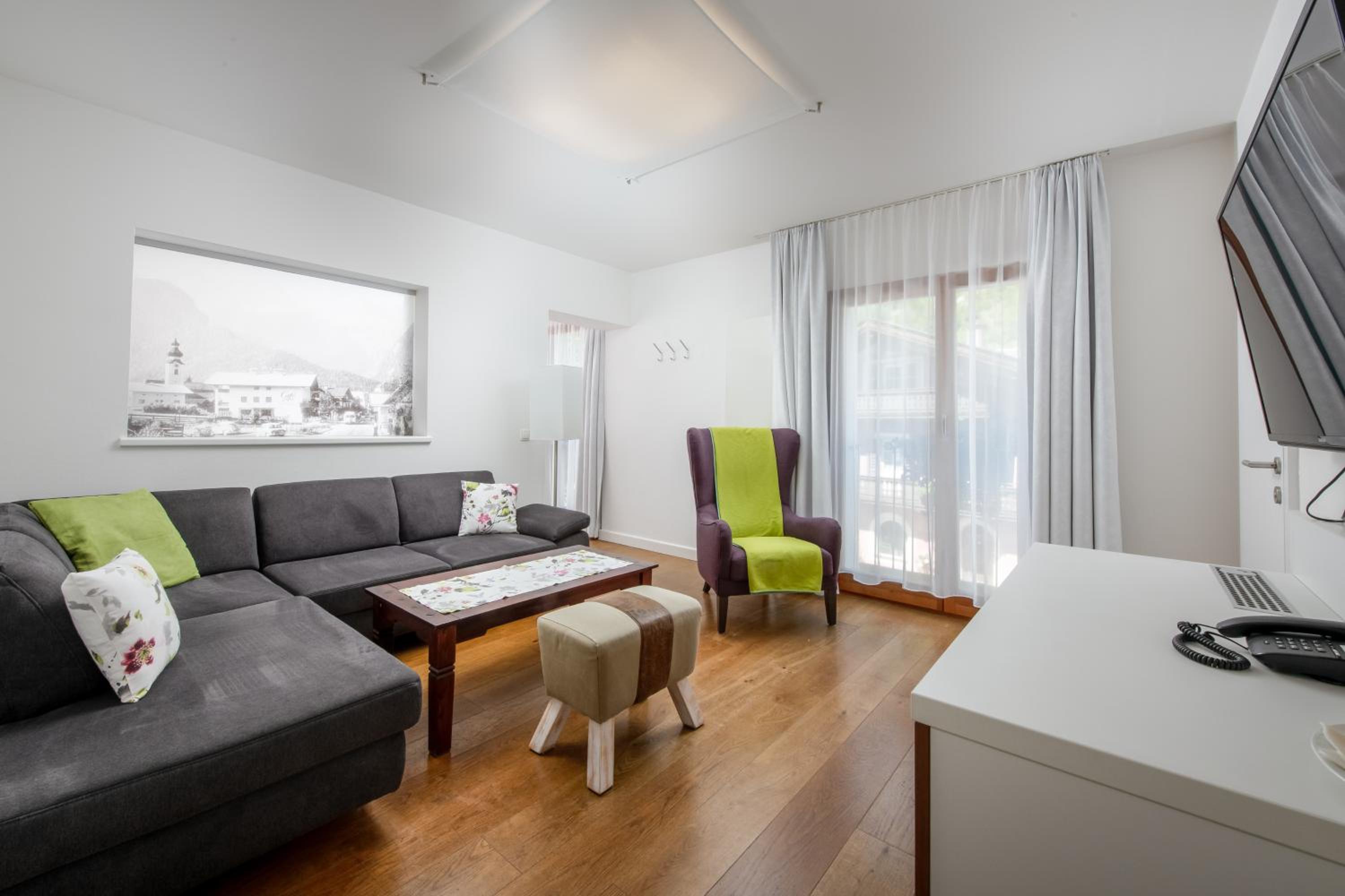 Suite - Photo 1