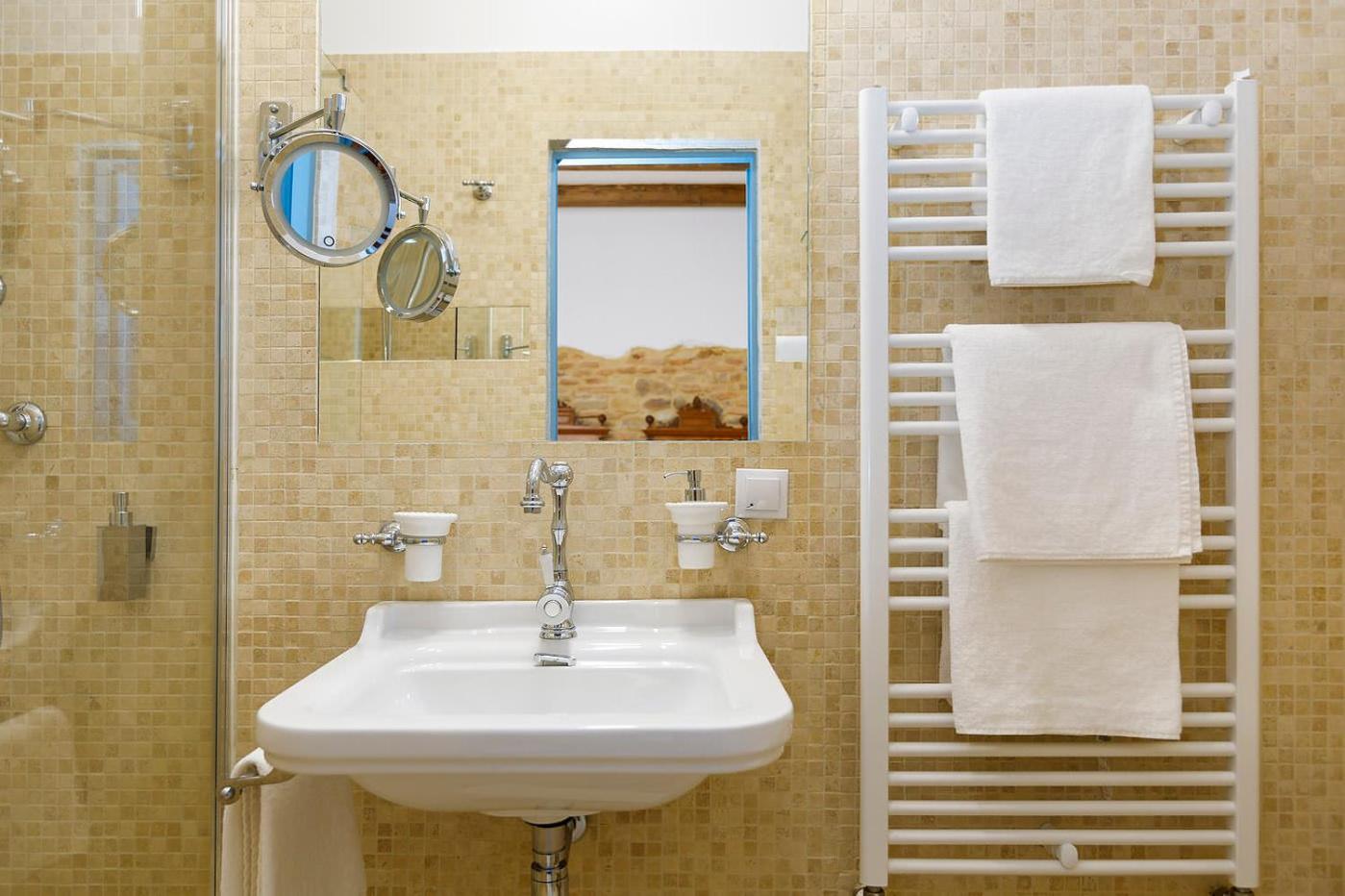 Superior Double or Twin Room - Photo 9
