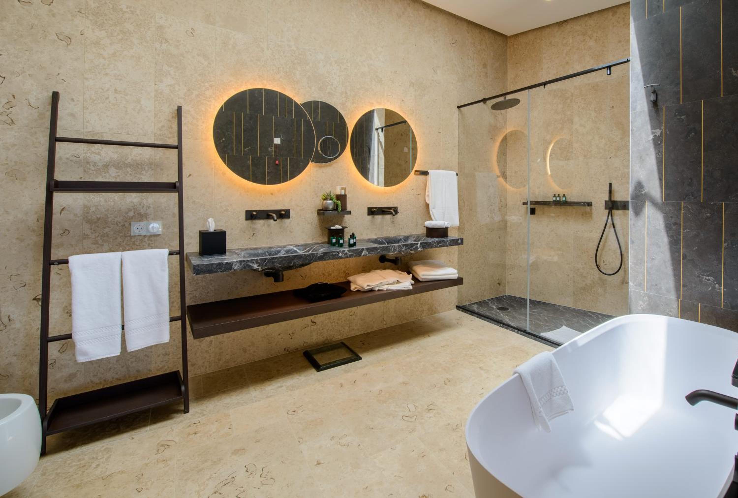 Suite - Photo 6