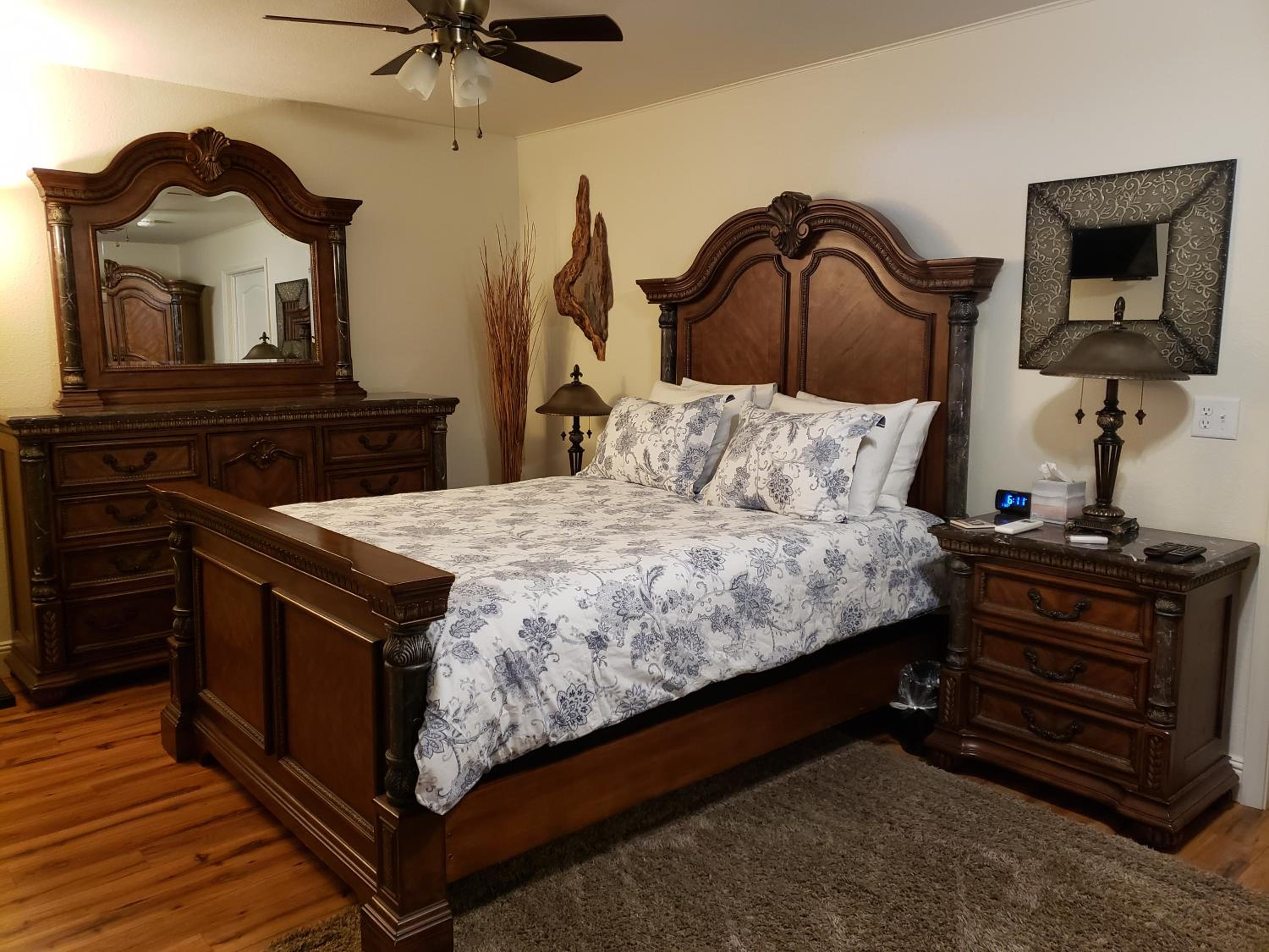 Deluxe Queen Suite