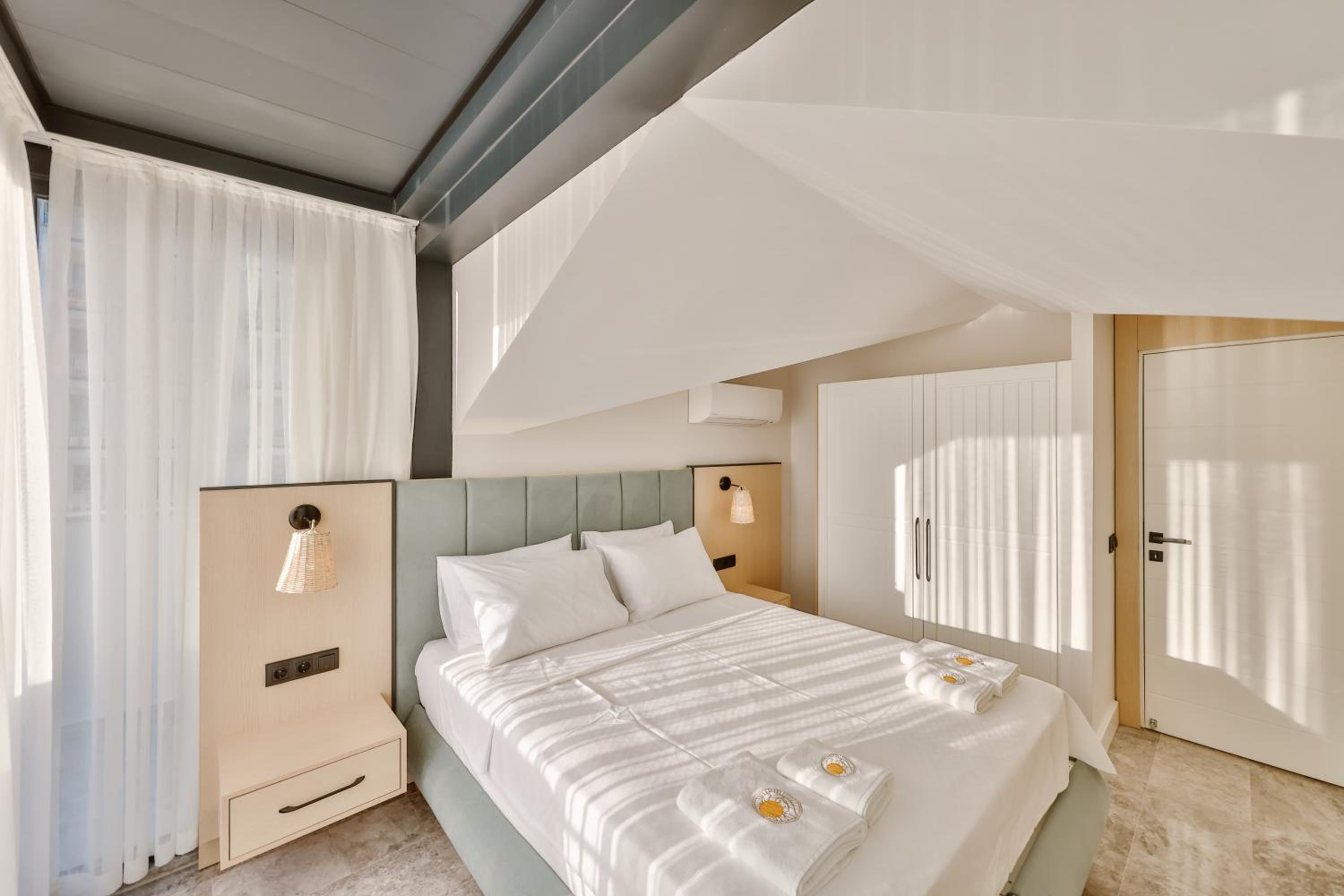 Deluxe Suite with Sea View - Photo 1