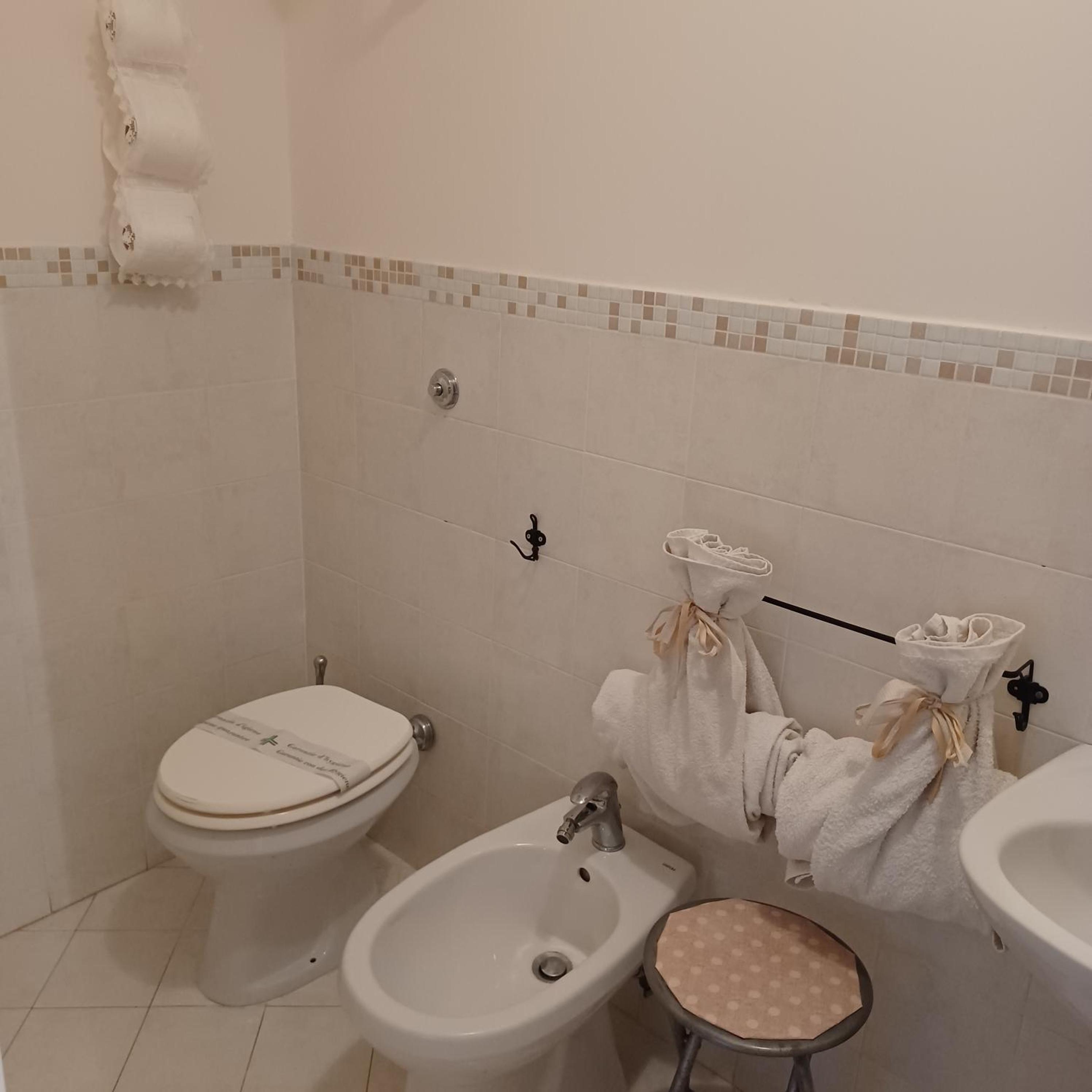Standard Double Room - Photo 7
