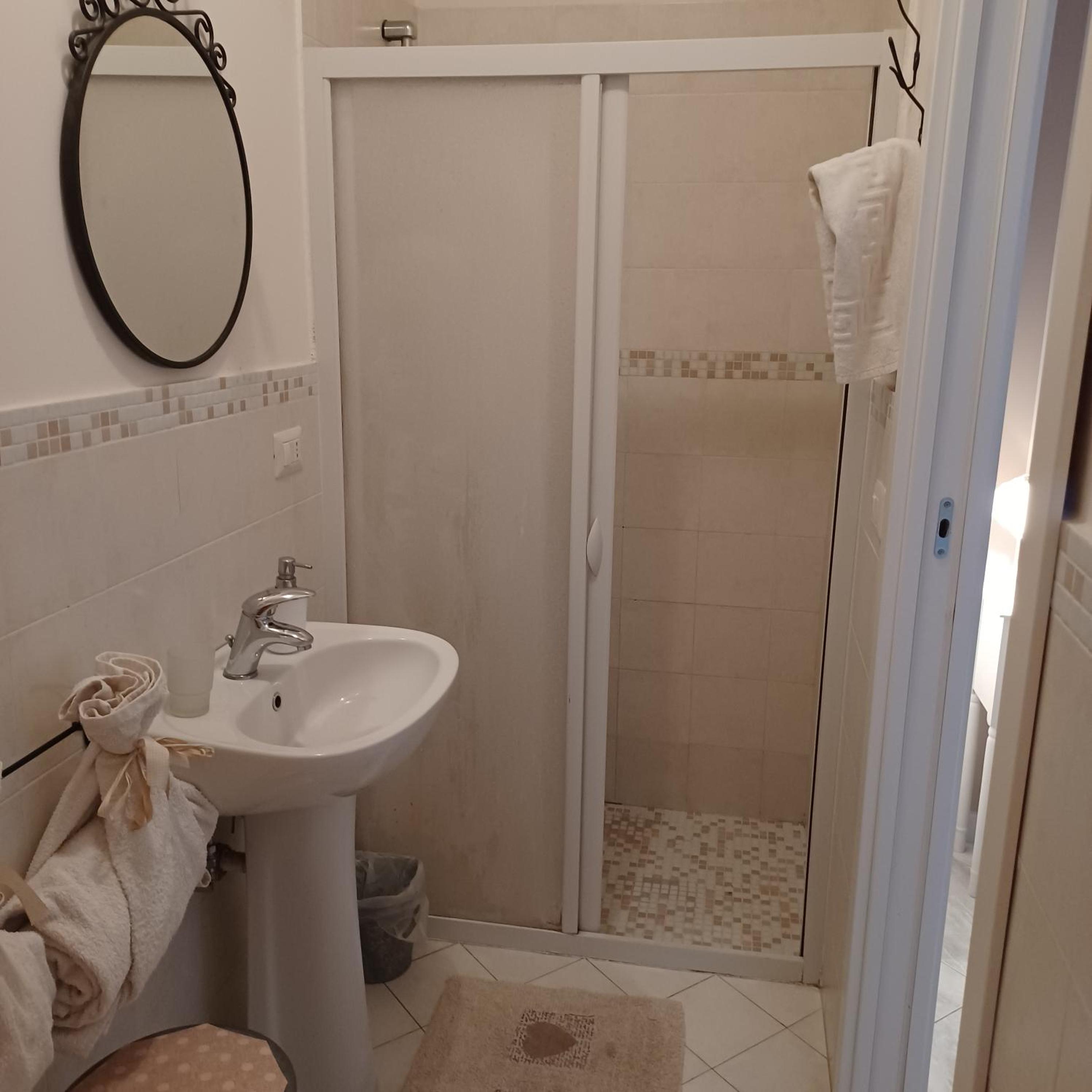 Standard Double Room - Photo 11