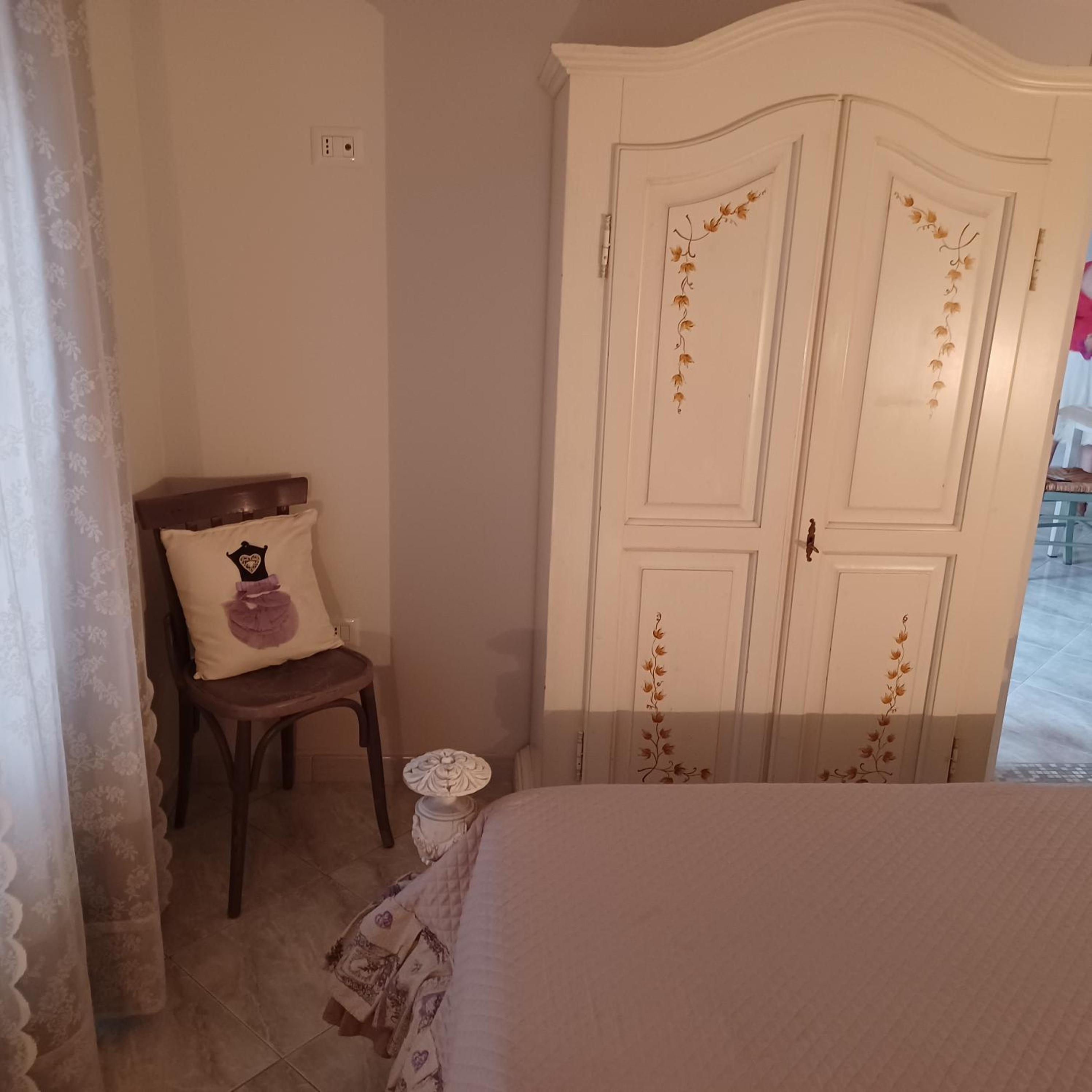 Standard Double Room - Photo 8