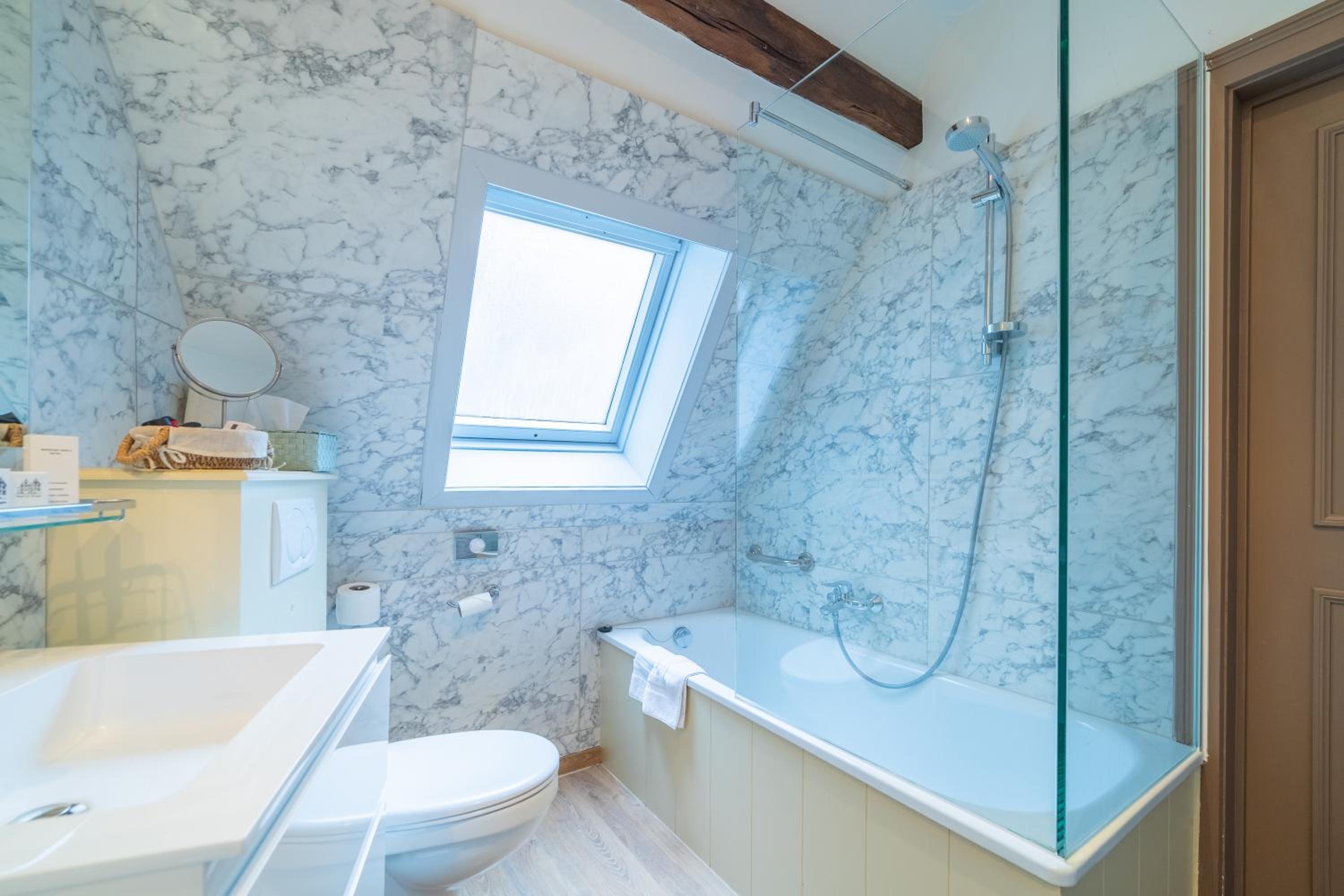 Standard Room with Canal View - Photo 6