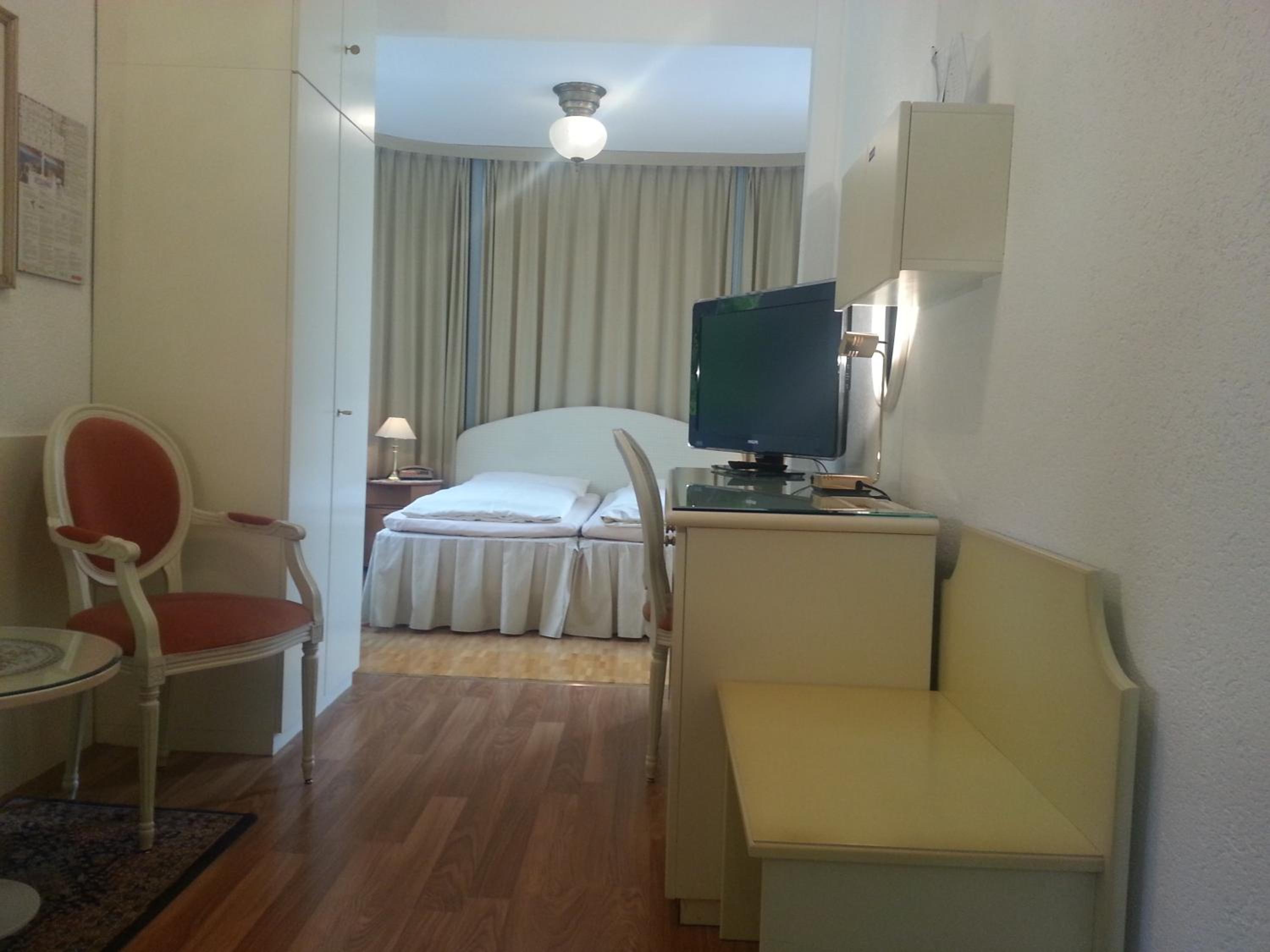 Double Room with Partial Lake View - Photo 1