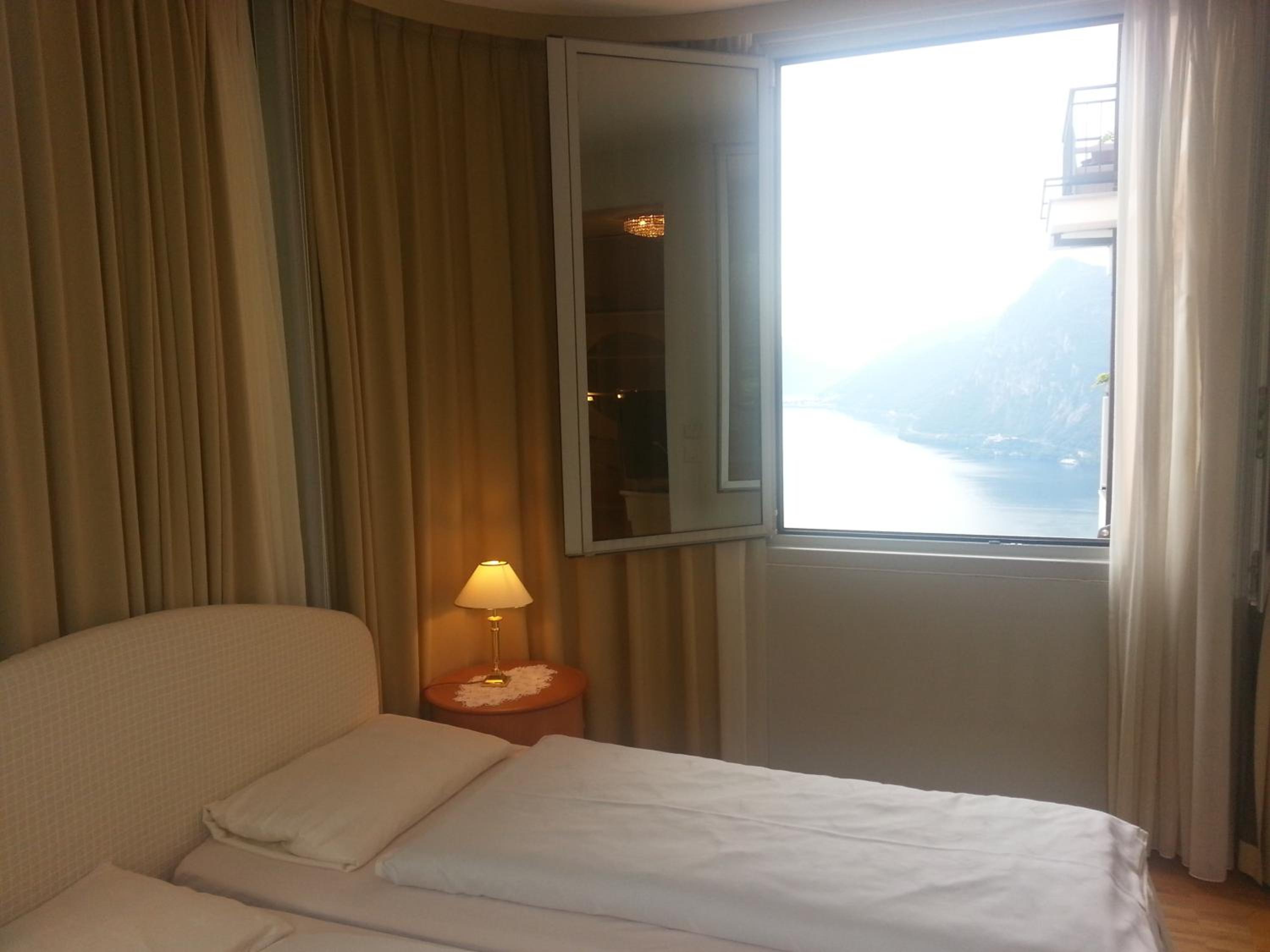 Double Room with Partial Lake View - Photo 3