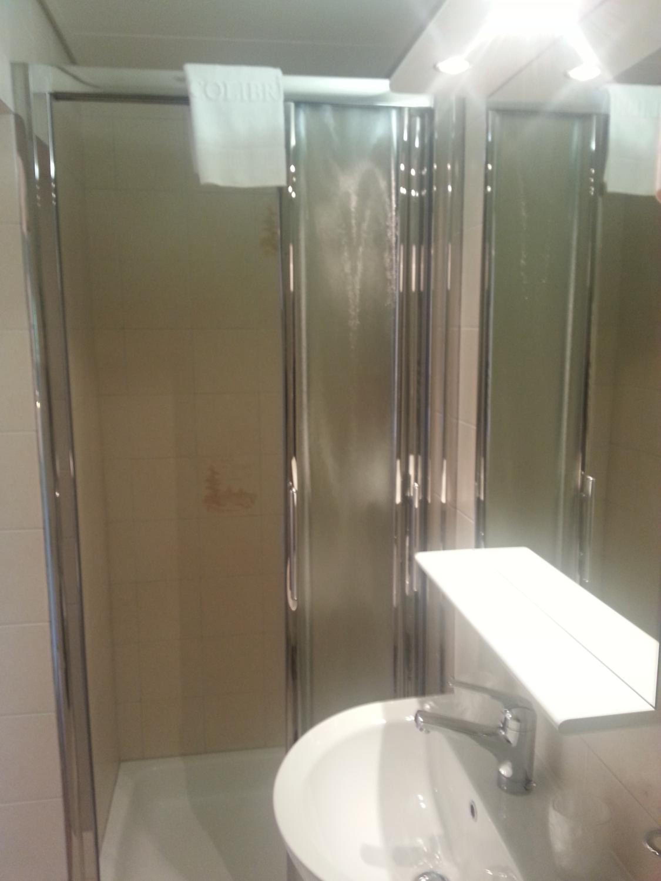 Double Room with Partial Lake View - Photo 4