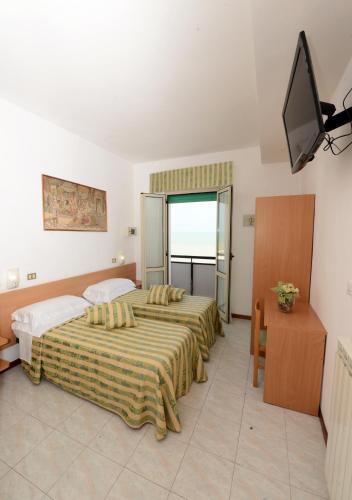 Double or Twin Room with Sea View photo 1