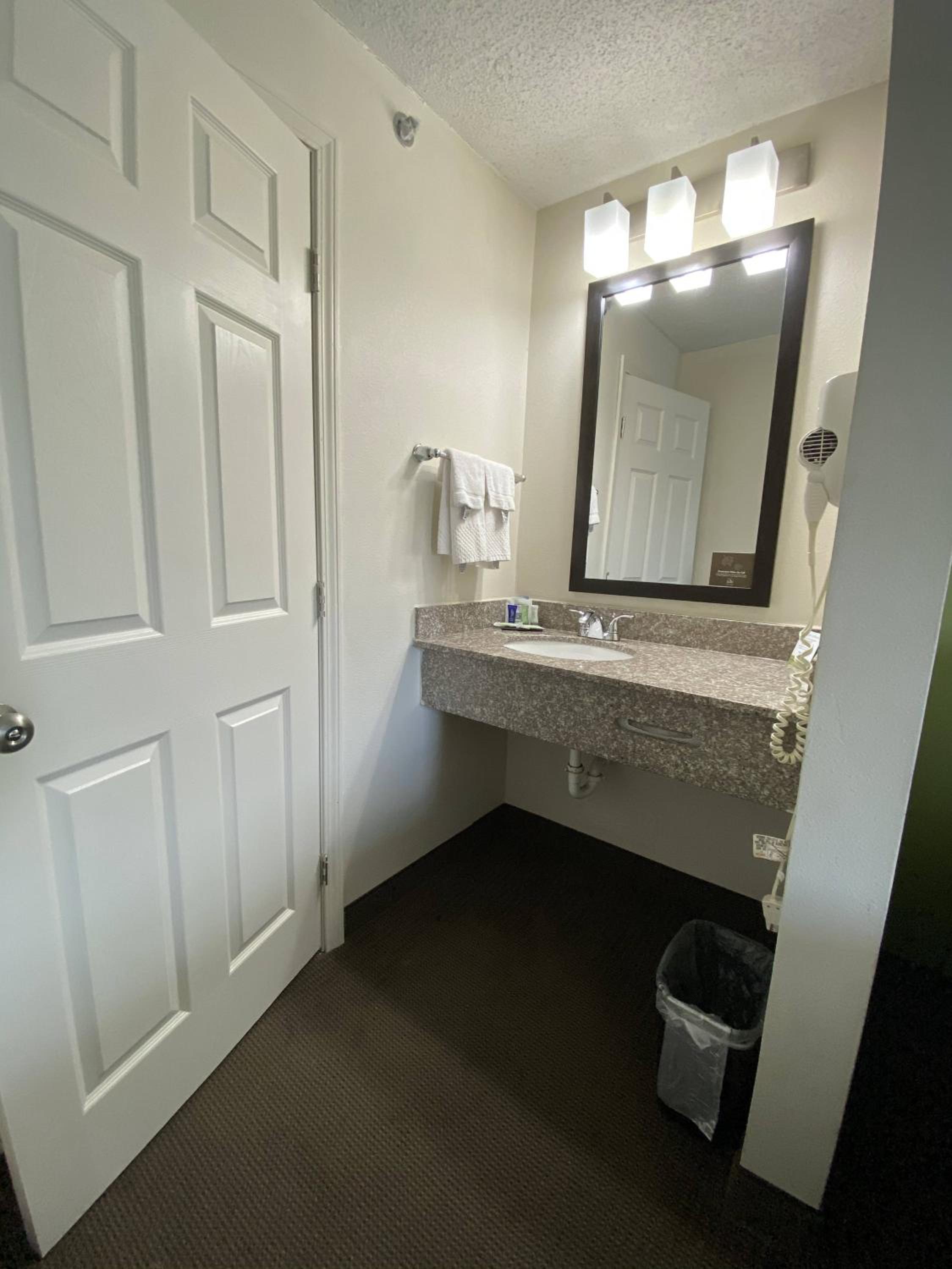King Room - Non-Smoking - Photo 2