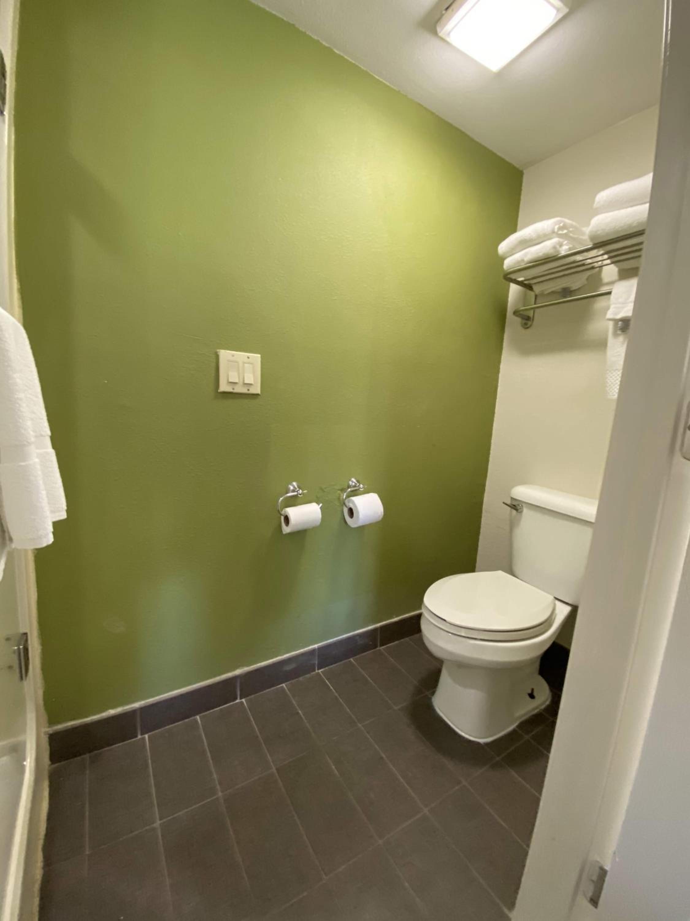 King Room - Non-Smoking - Photo 4