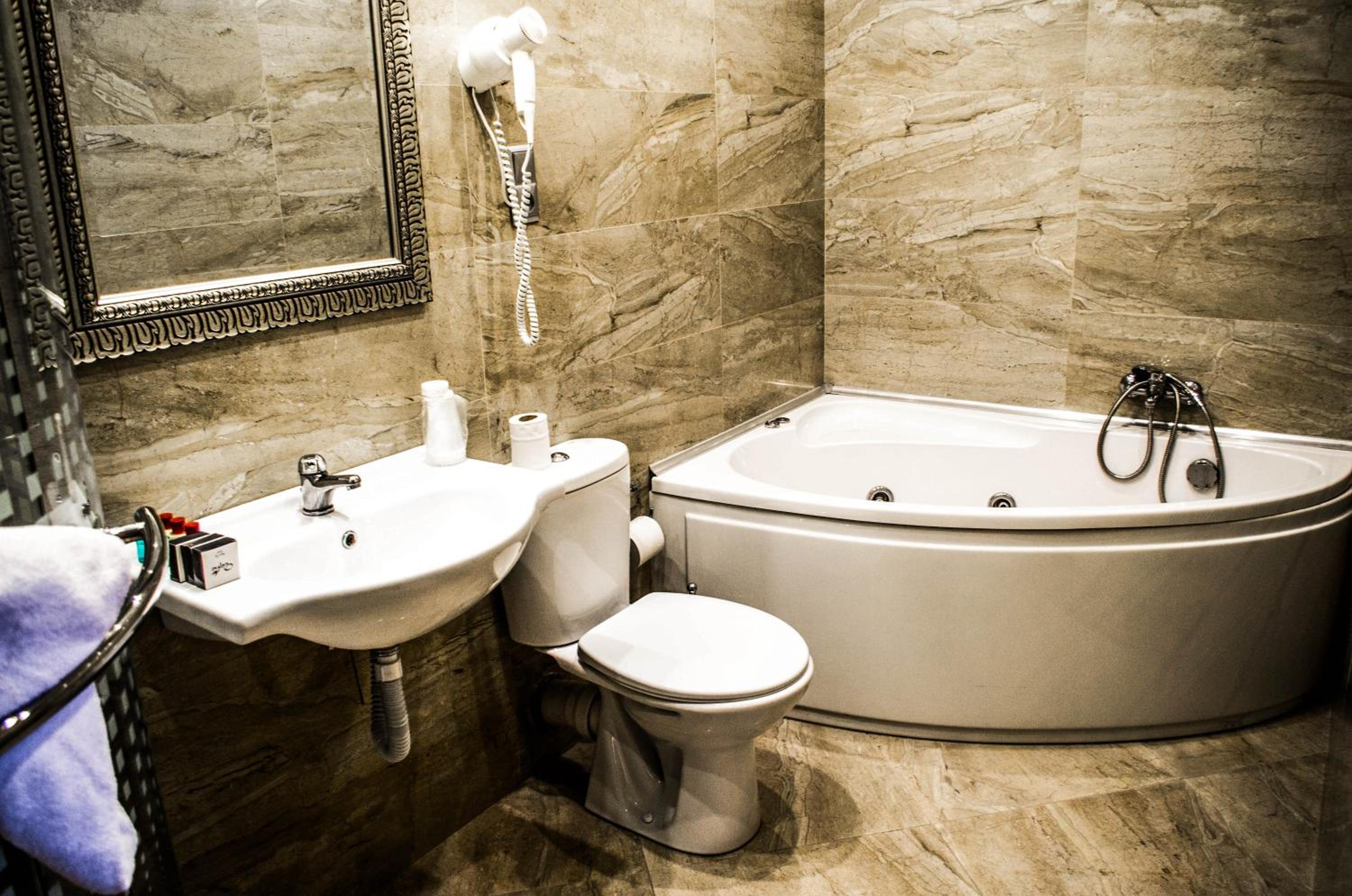 Queen Suite photo 2
