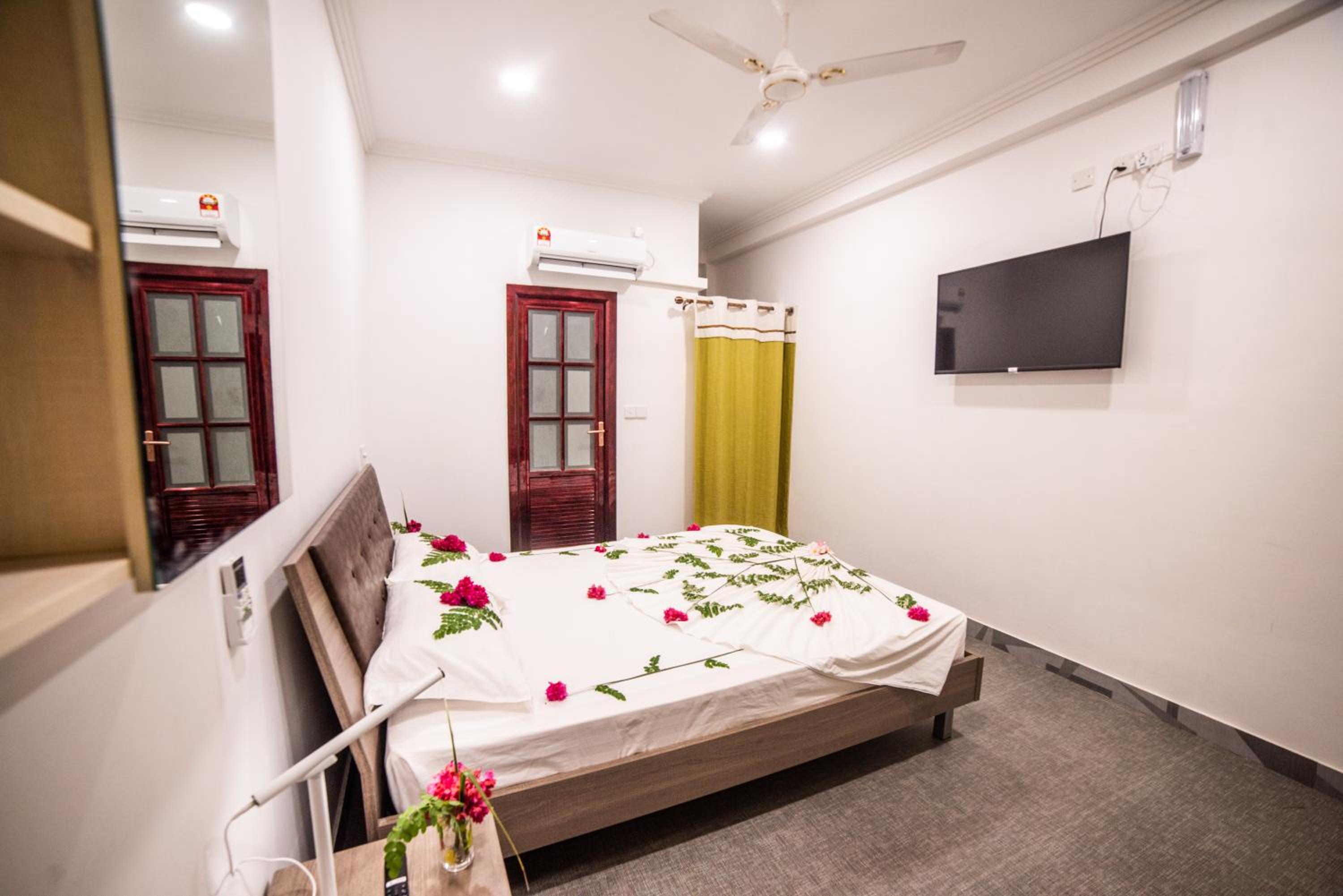 Deluxe Double Room with Shower - Photo 12