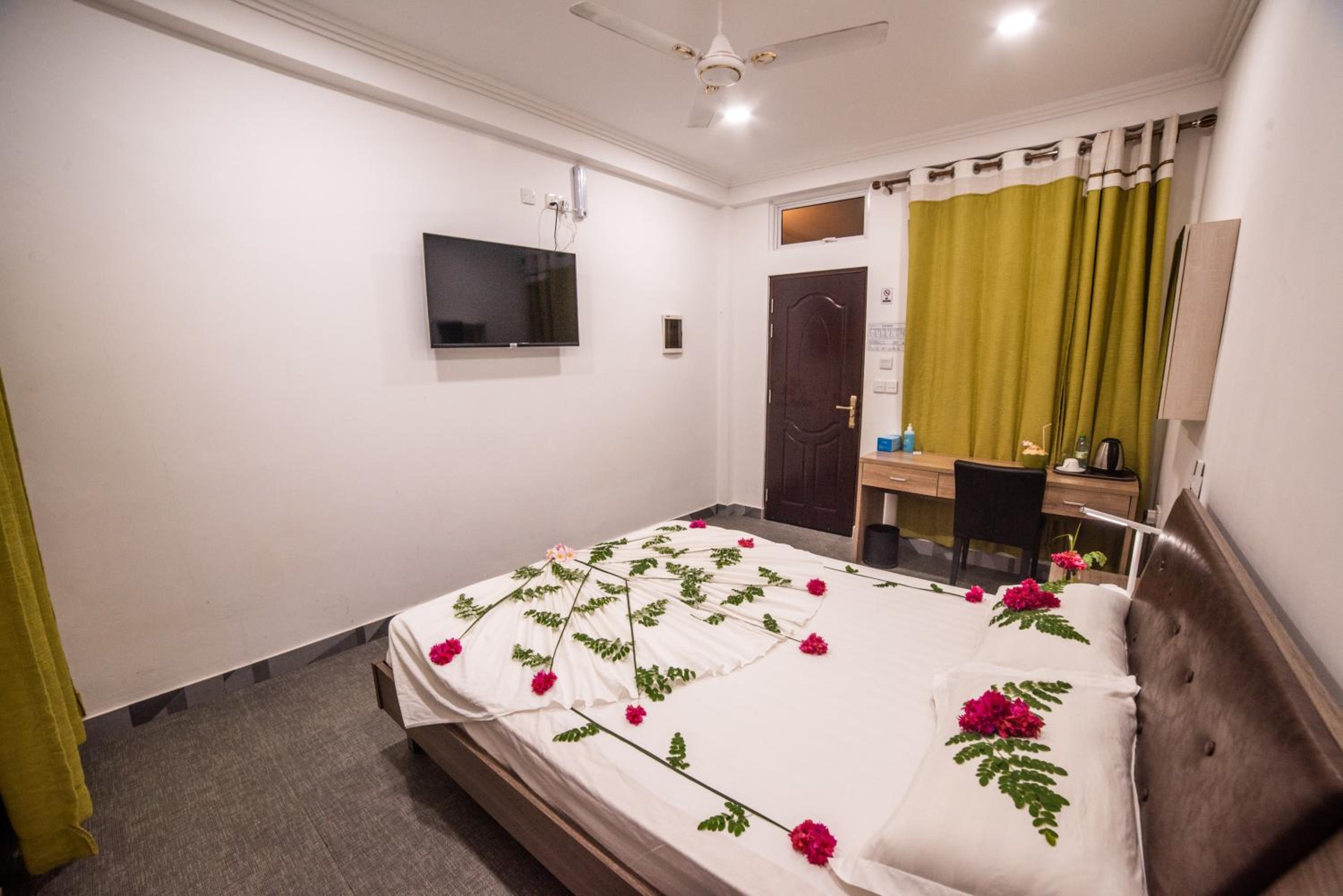 Deluxe Double Room with Shower - Photo 16