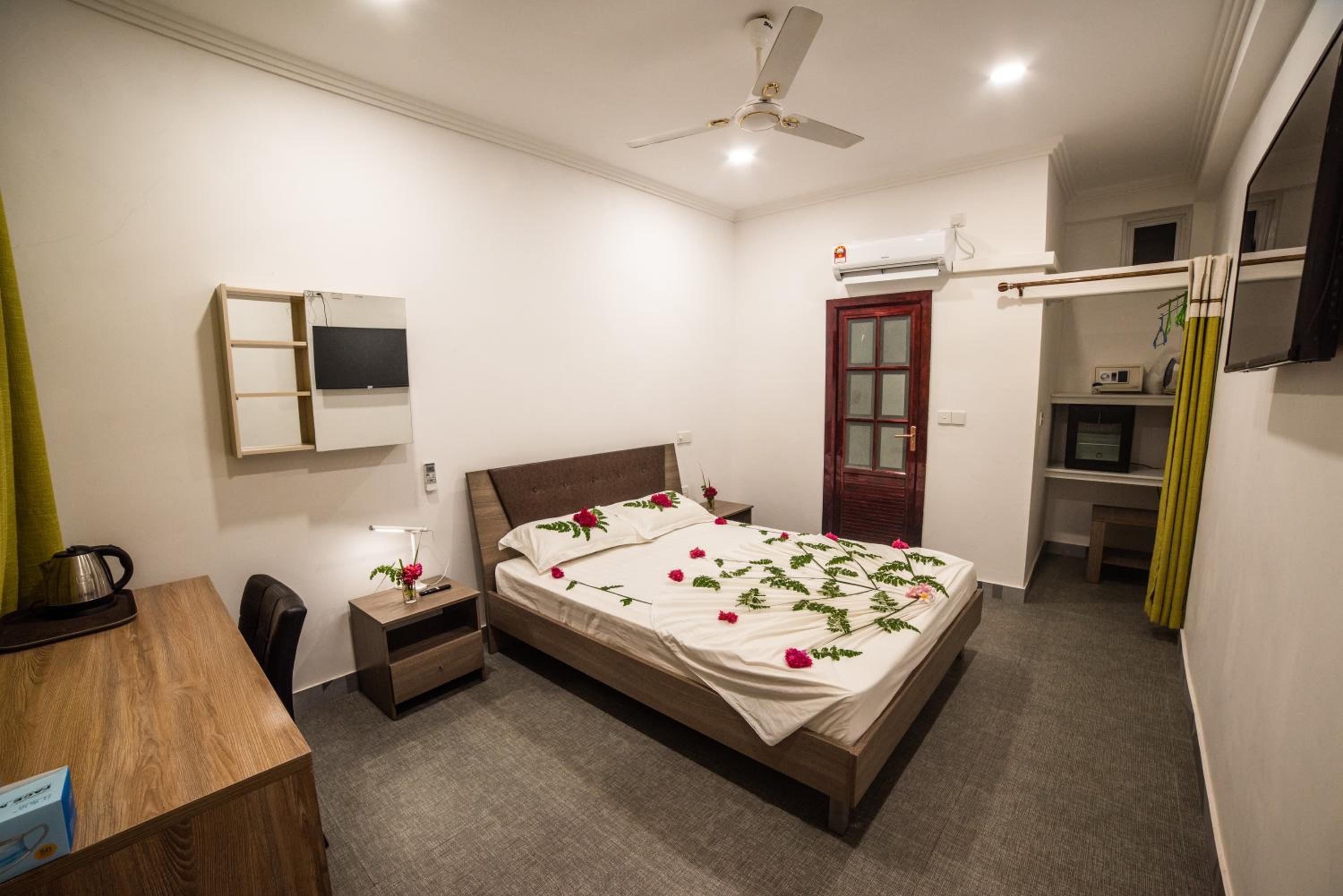 Deluxe Double Room with Shower - Photo 9