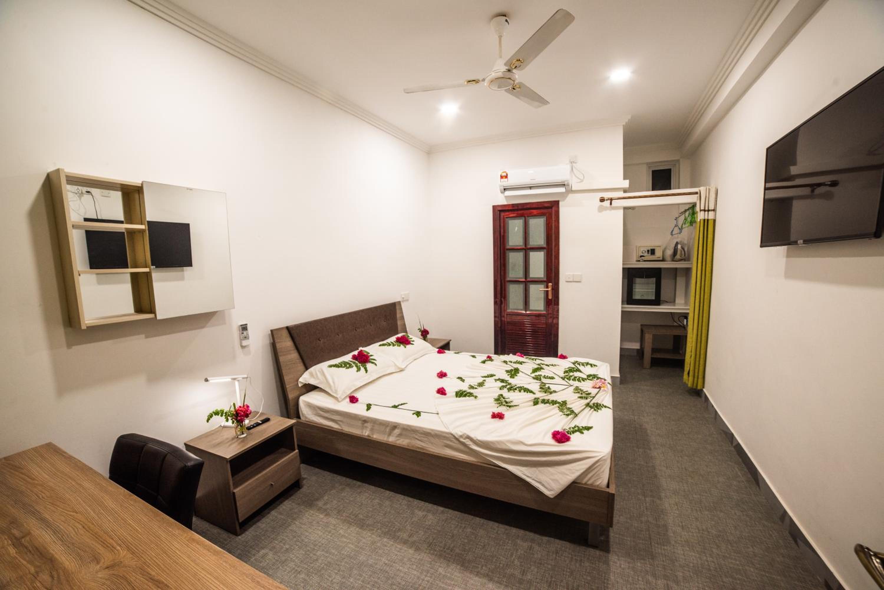 Deluxe Double Room with Shower - Photo 10