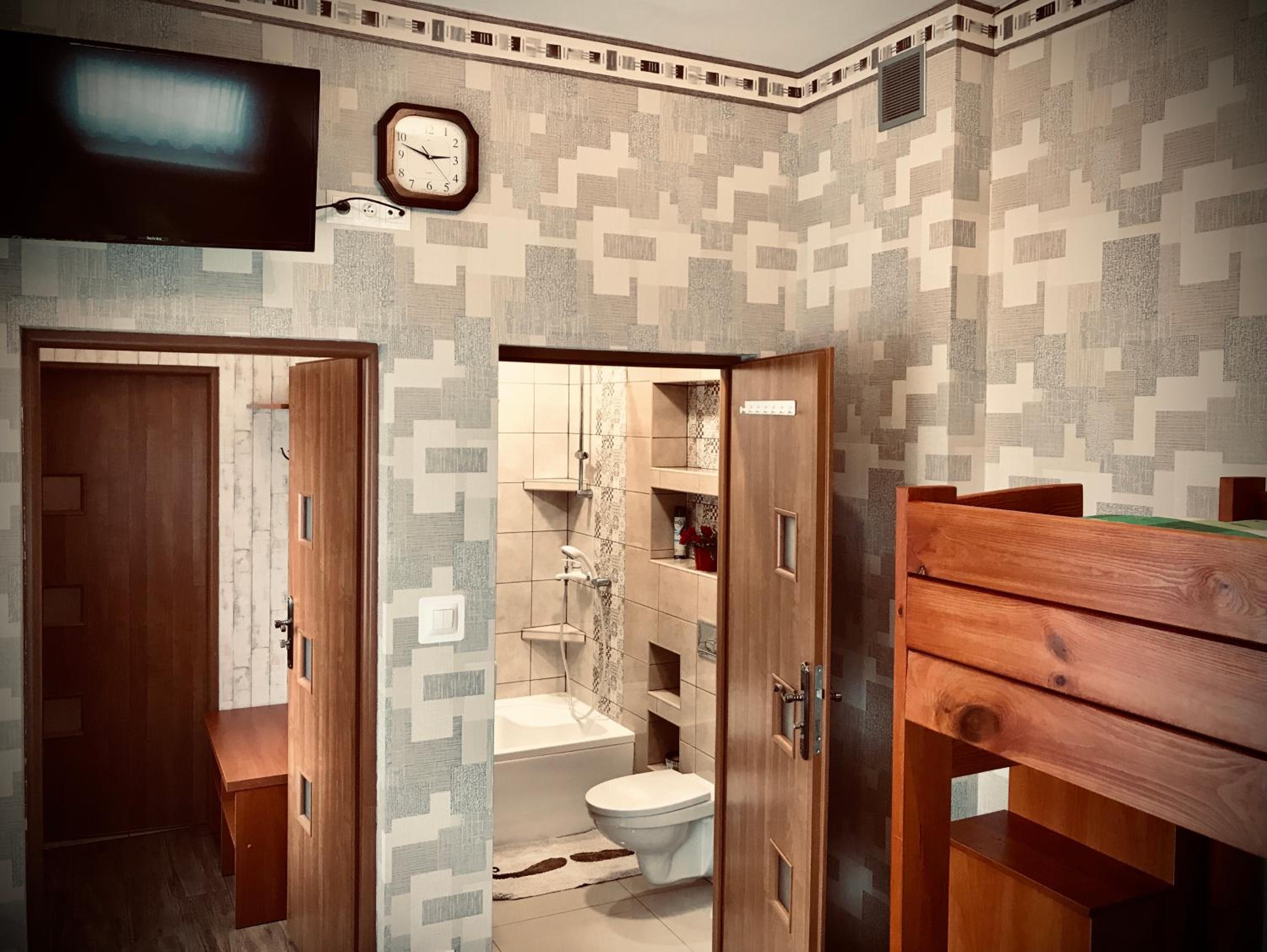 Double Room with Private Bathroom - Photo 8