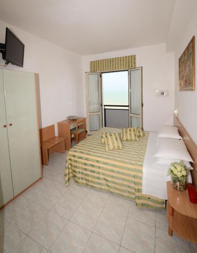 Double or Twin Room with Sea View photo 2