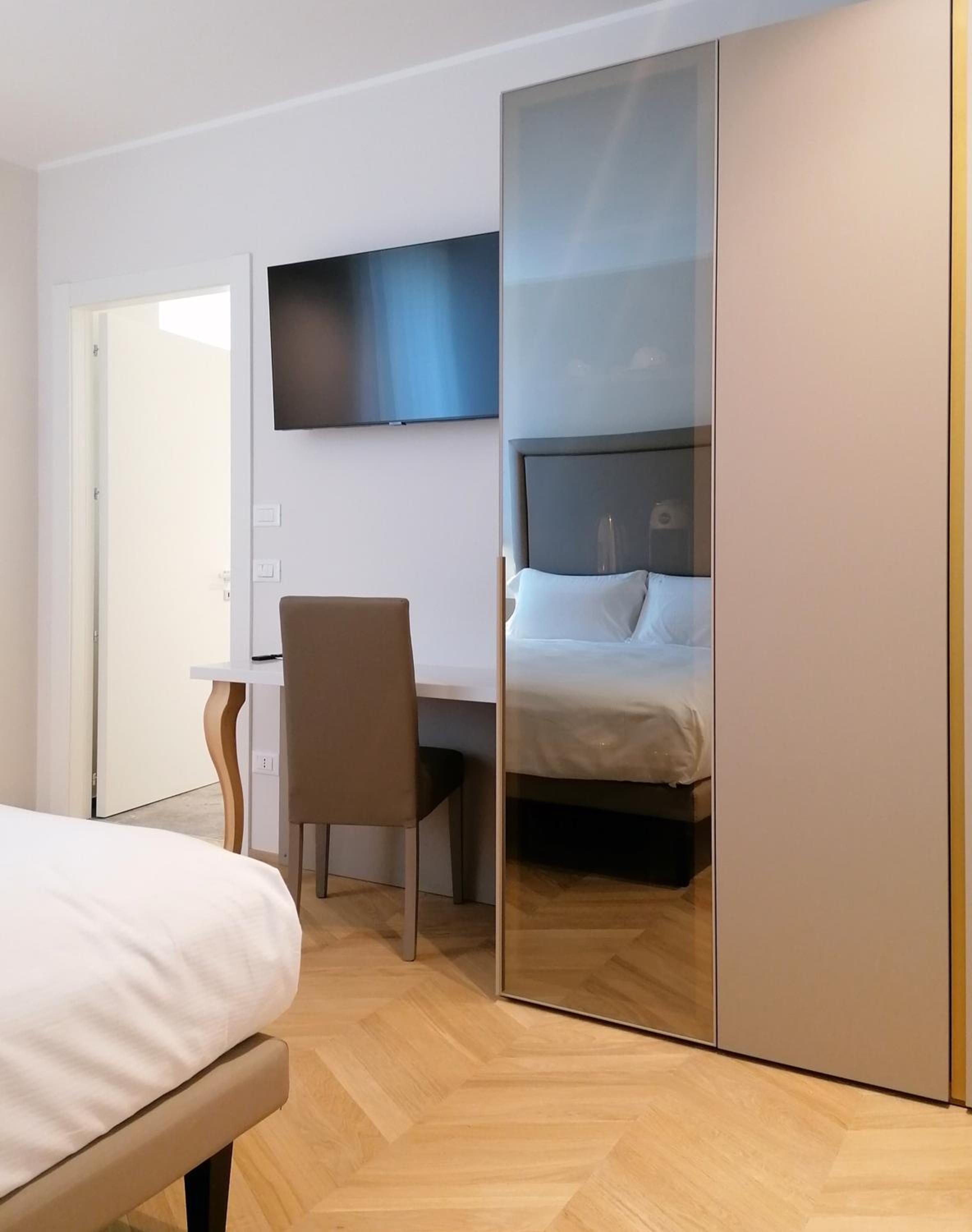 Double Room - Photo 16