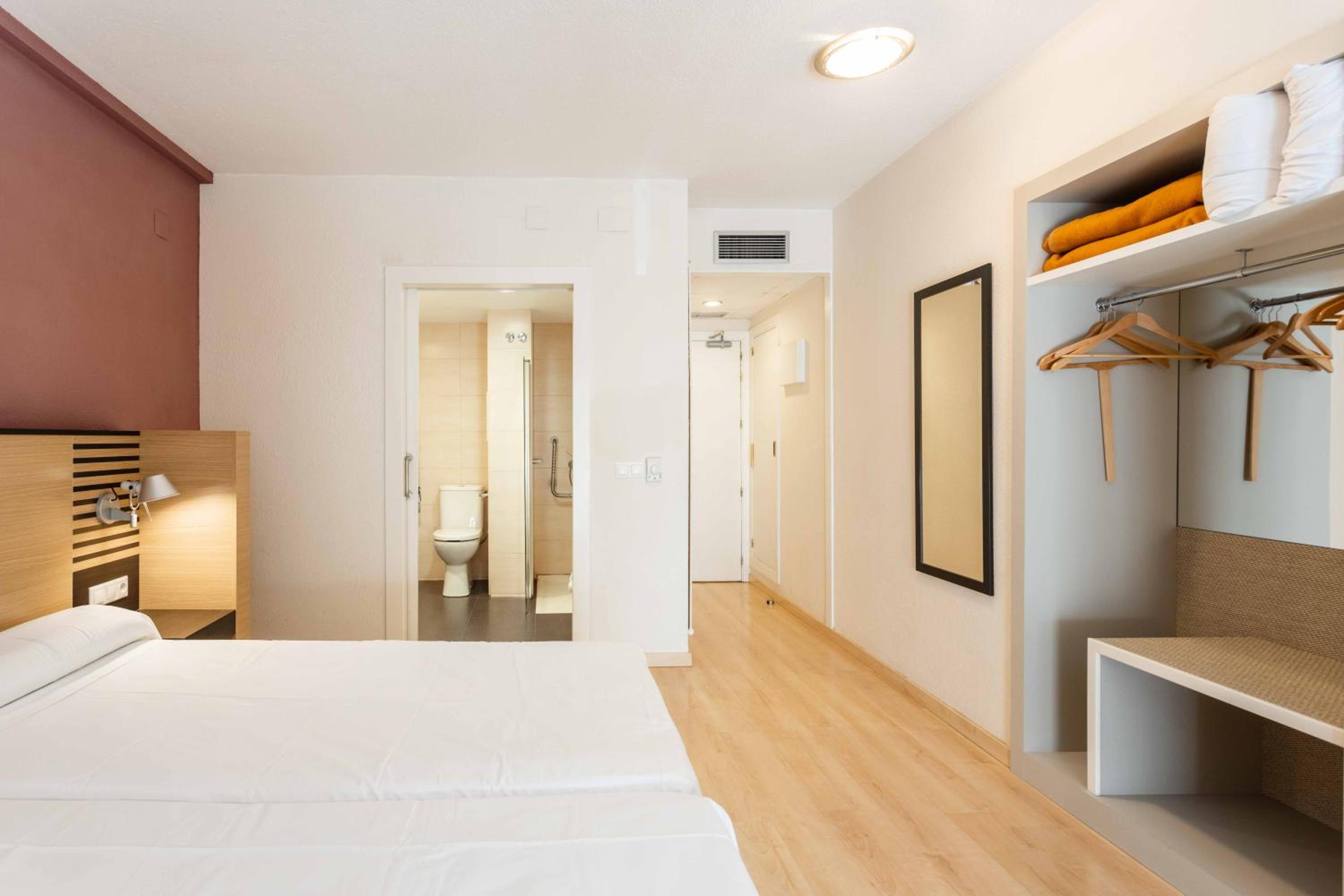 Twin Room - Photo 9