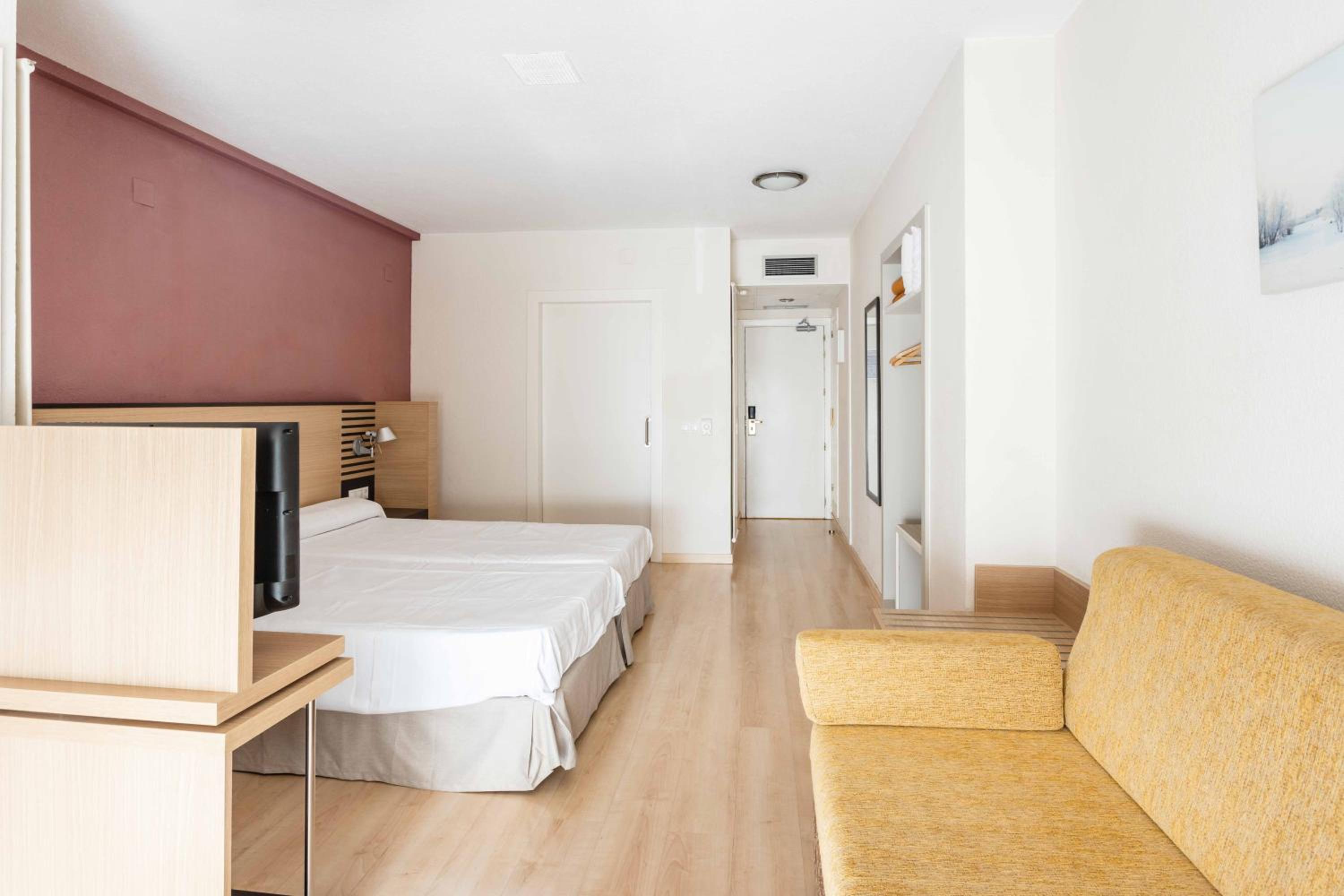 Twin Room - Photo 8