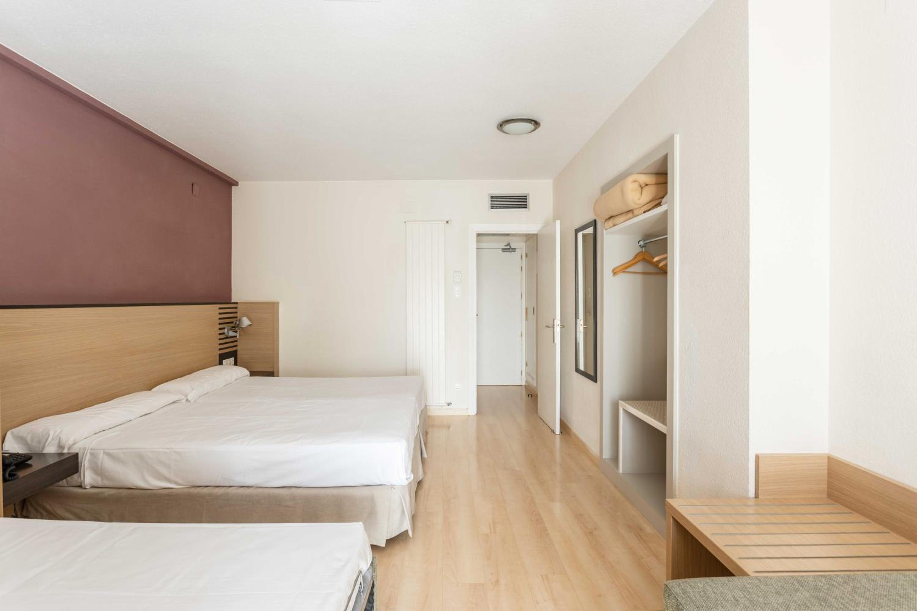 Quadruple Room - Photo 1