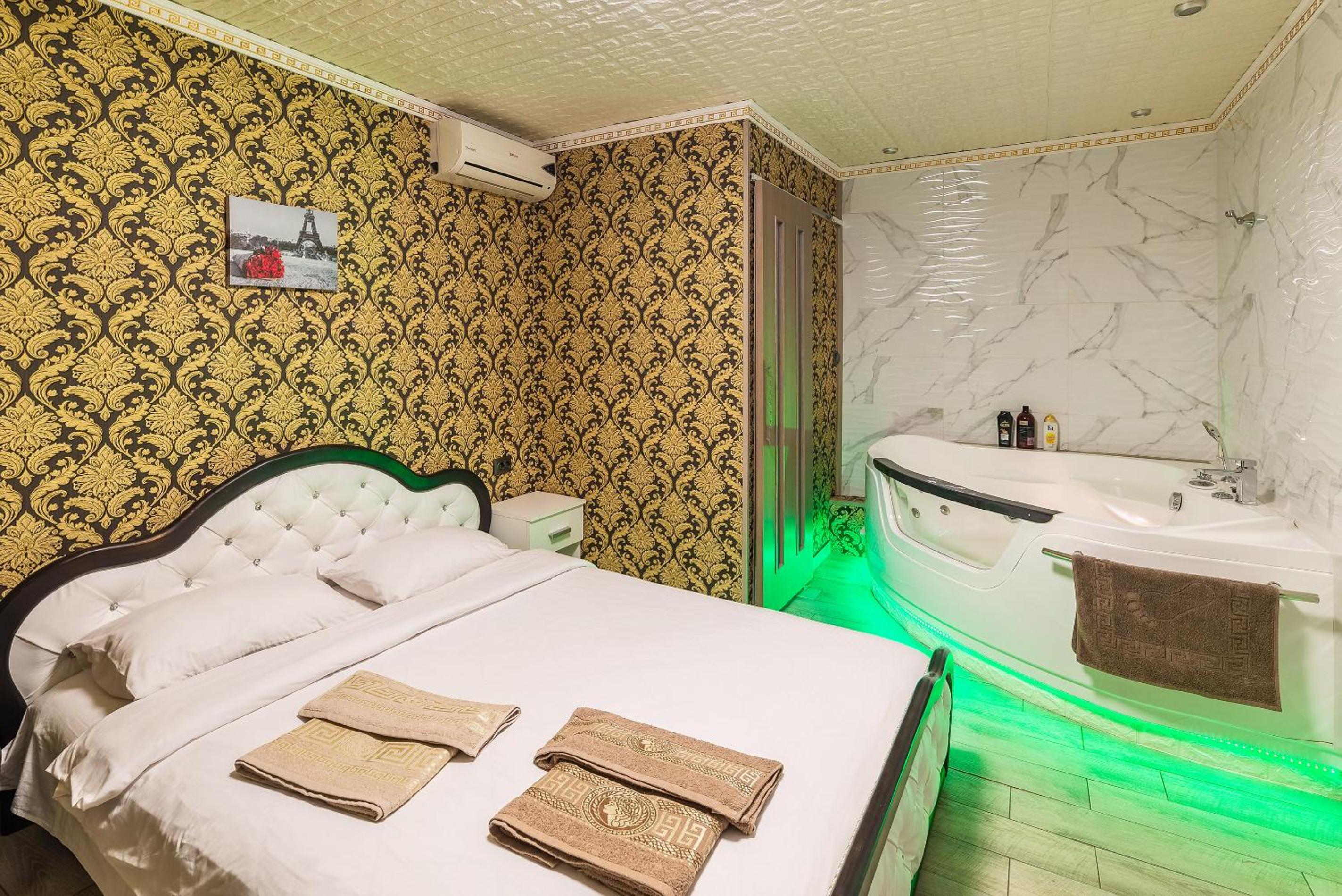 Studio with Spa Bath photo 3