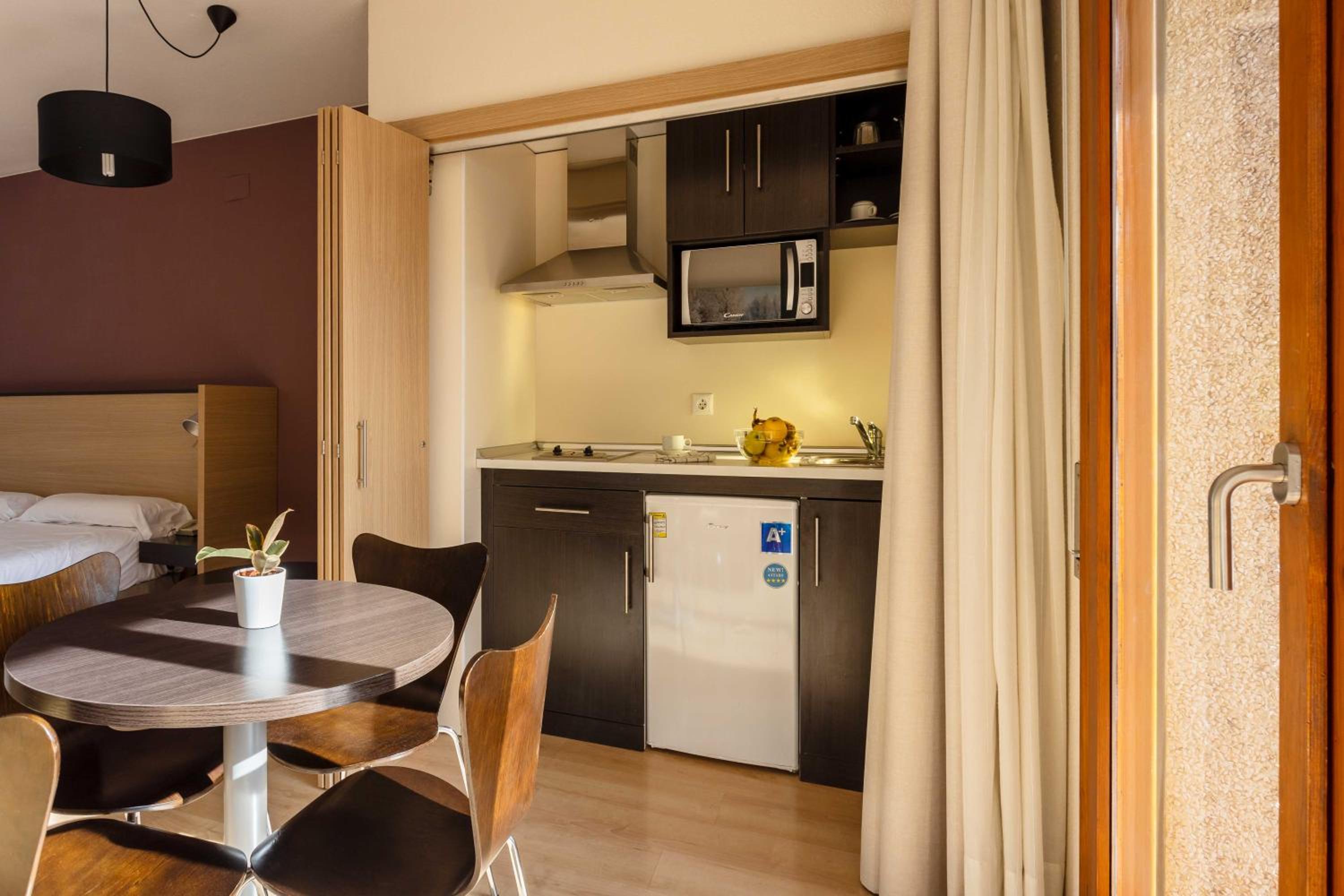 Twin Room with Kitchenette - Photo 8