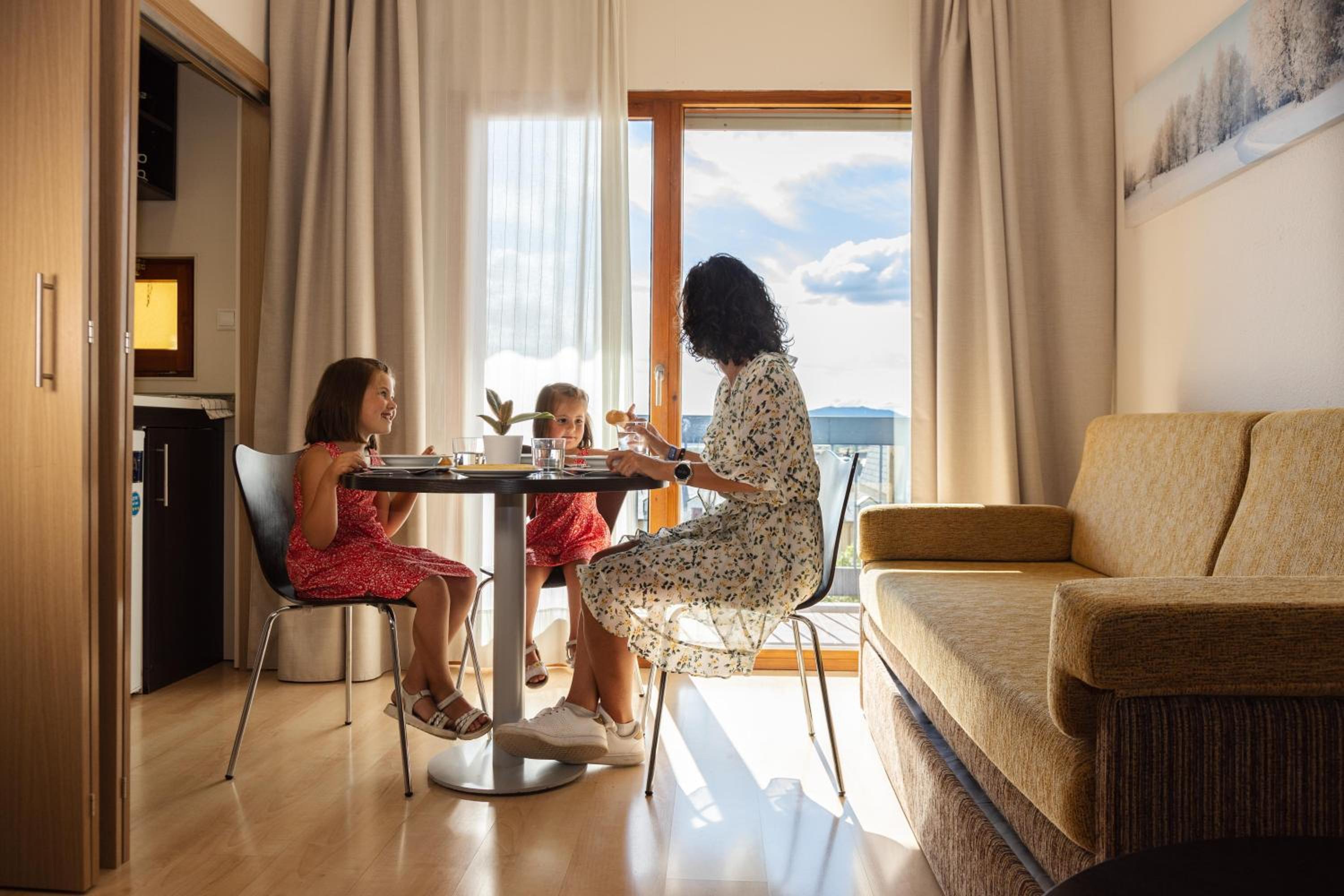Twin Room with Kitchenette - Photo 9