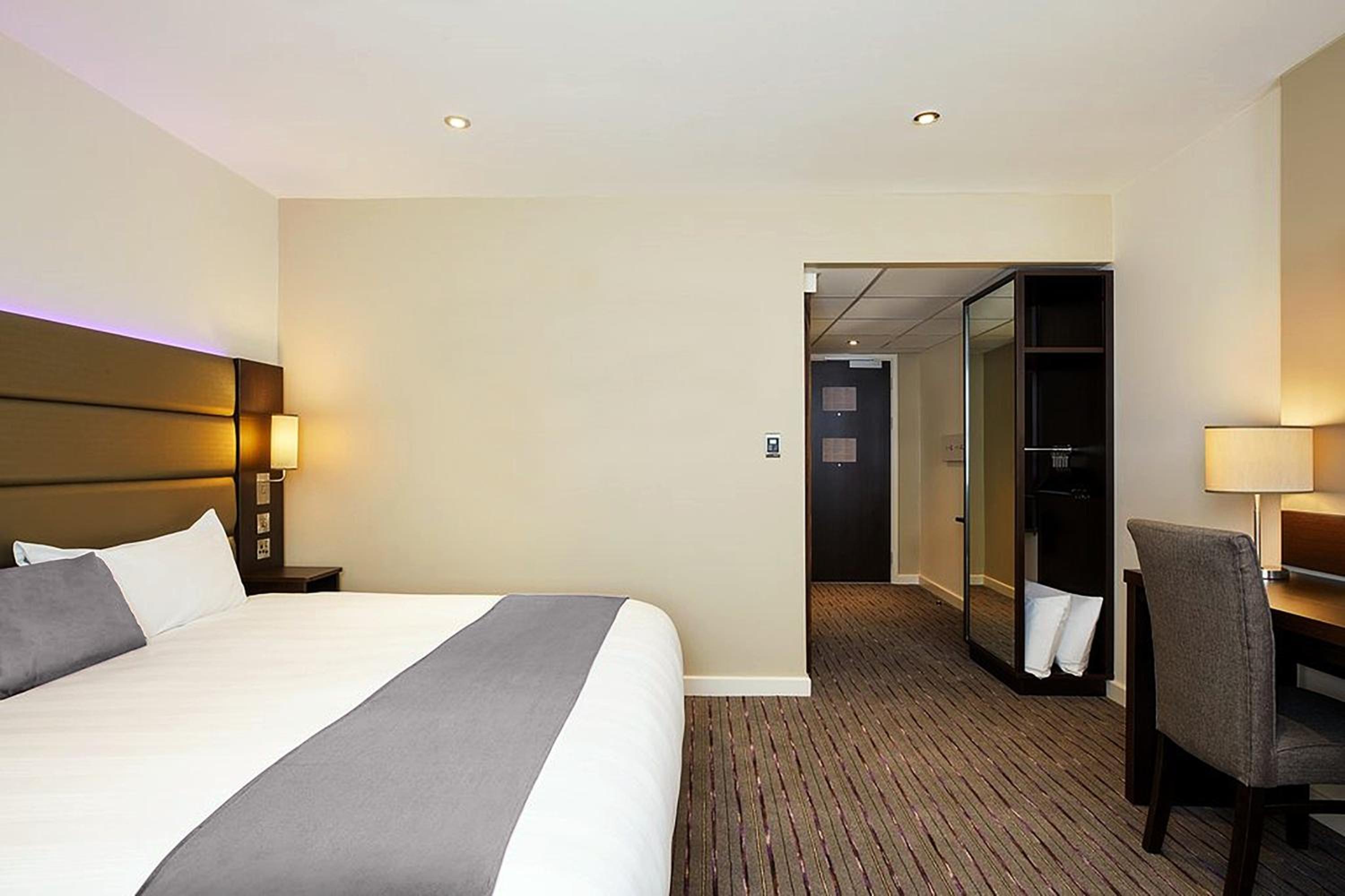 Double Room with Bath Tub - Disability Access/Non-Smoking  - Photo 1