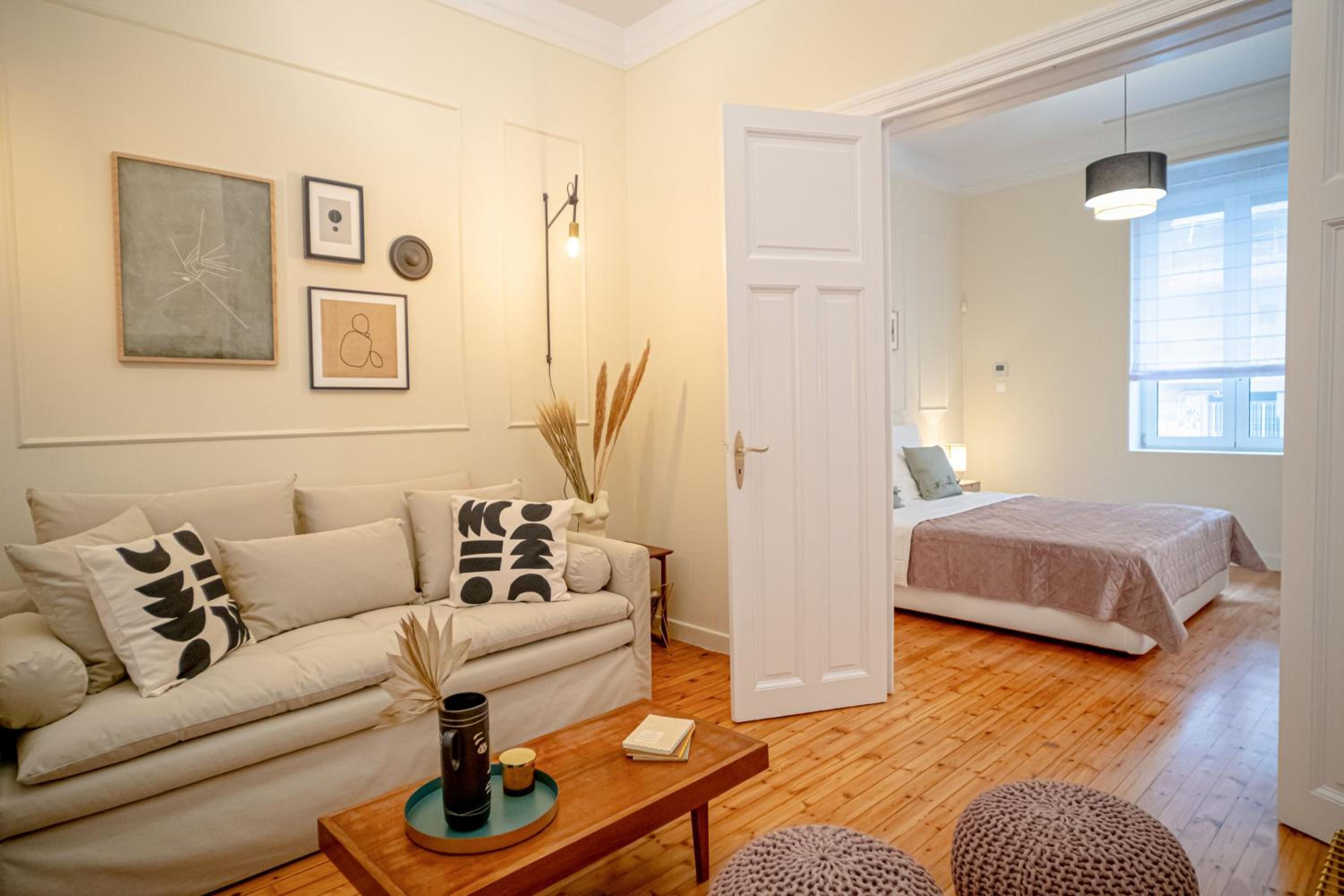 Beige and Blanc Two Bedroom Apartment with Urban Back Yard & Free Parking photo 3