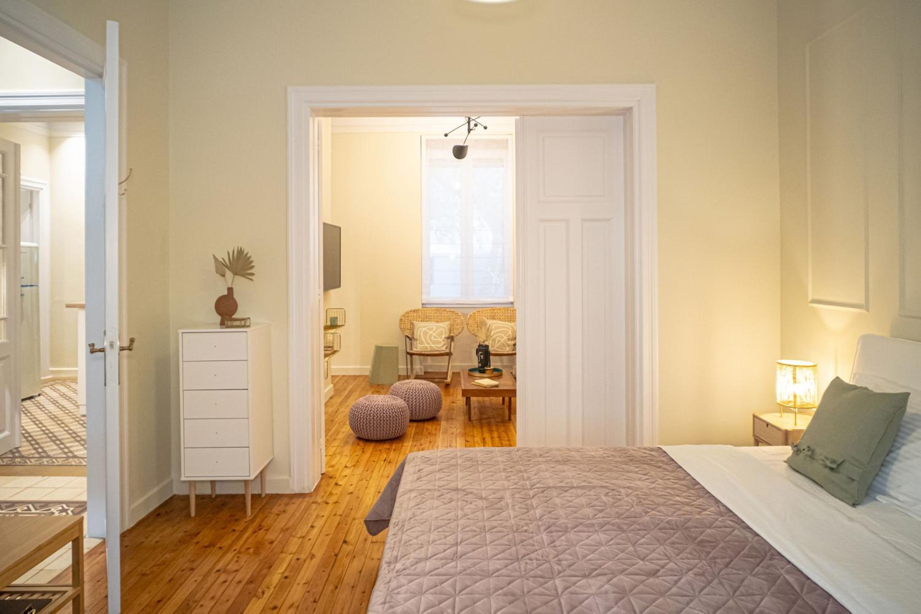 Beige and Blanc Two Bedroom Apartment with Urban Back Yard & Free Parking photo 1