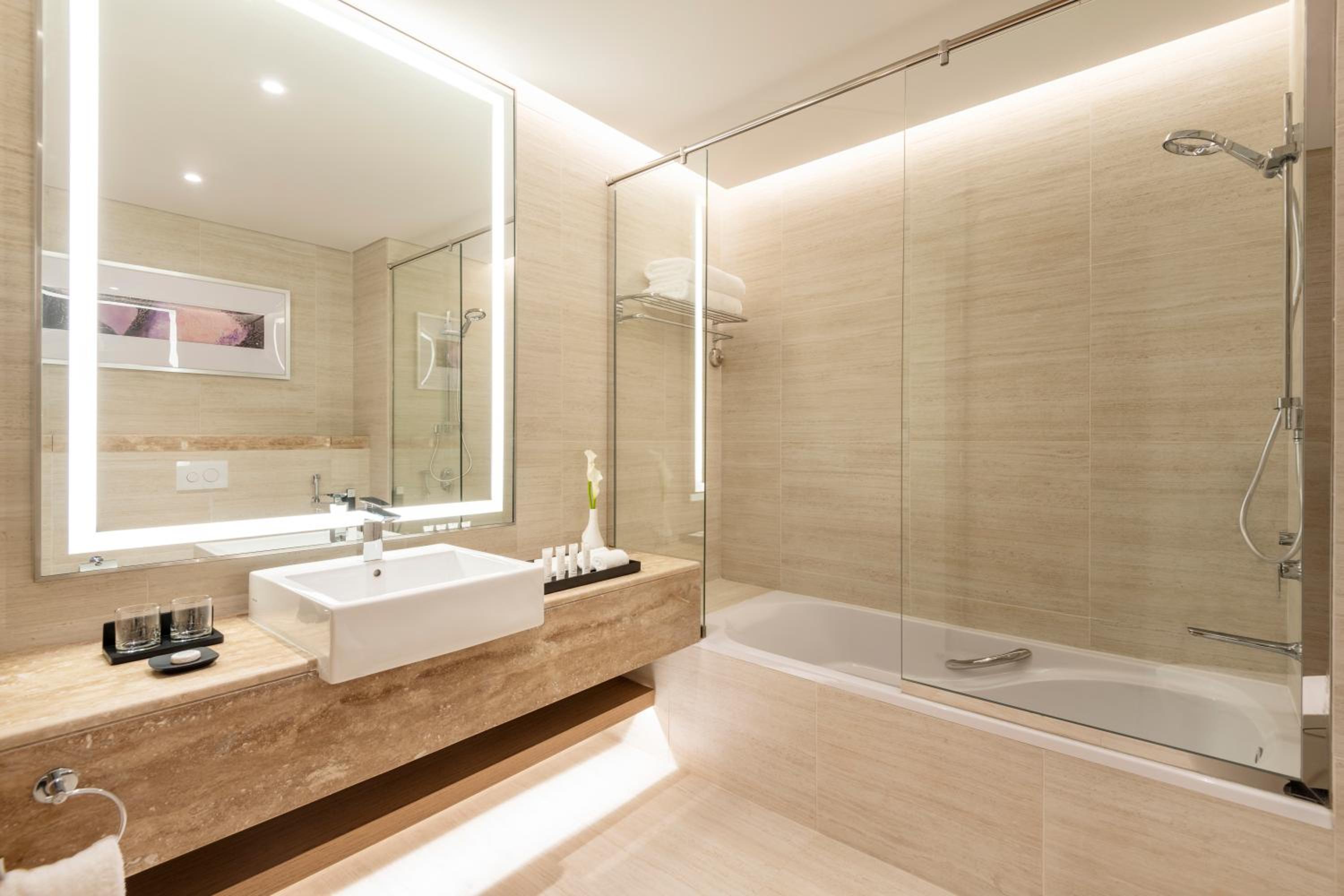 Executive Suite - Photo 3