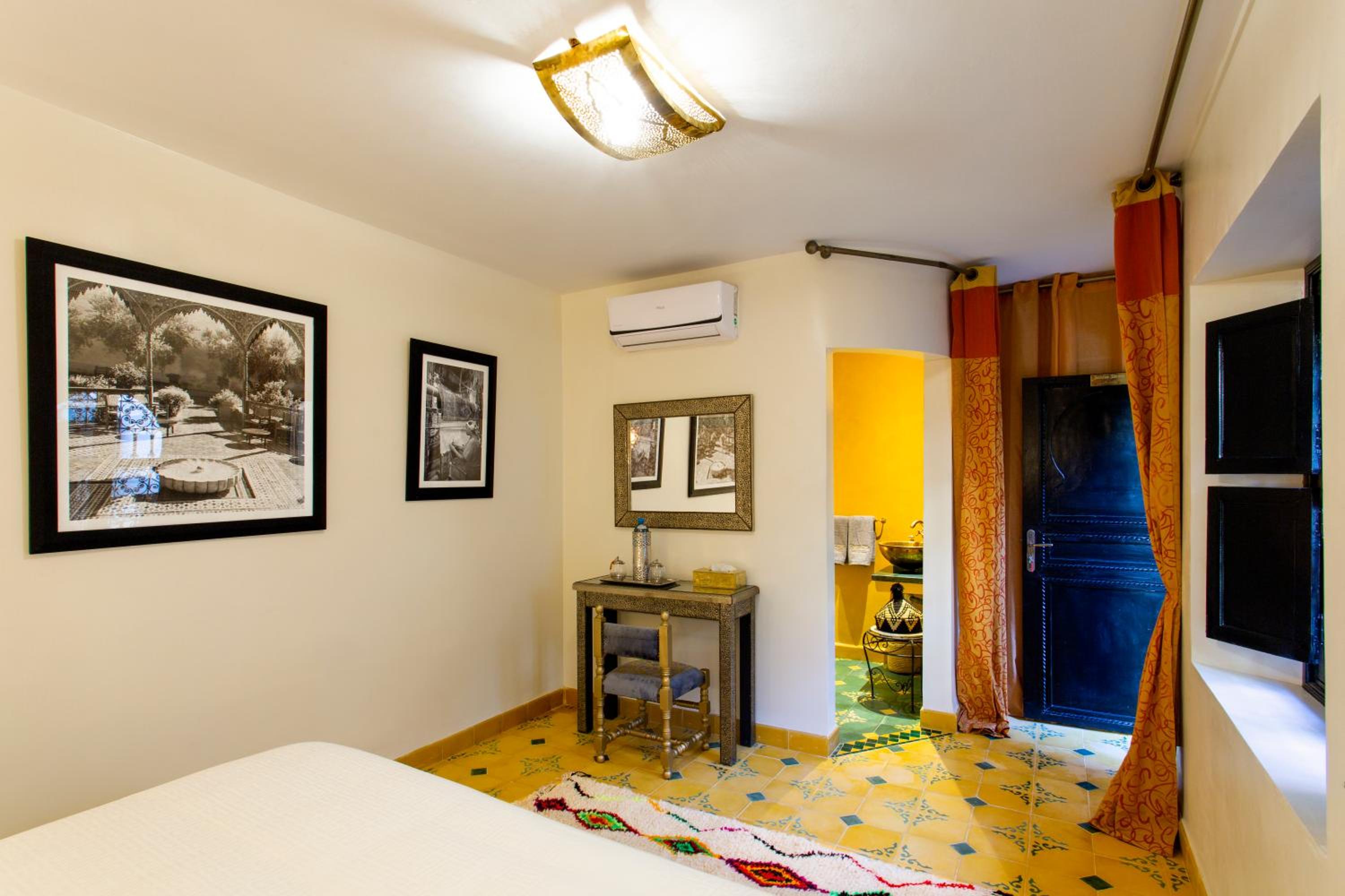 Five-Bedroom House - Photo 10