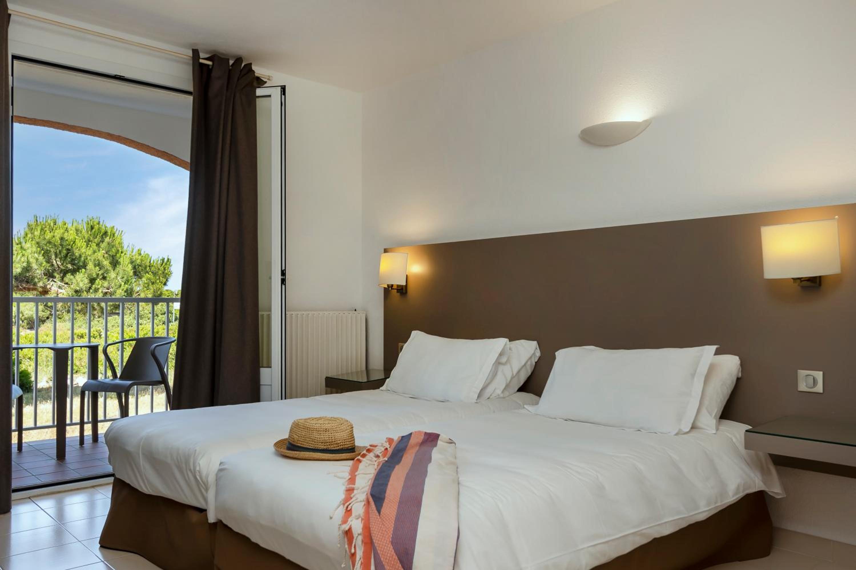 Twin Room with Garden View - Photo 2