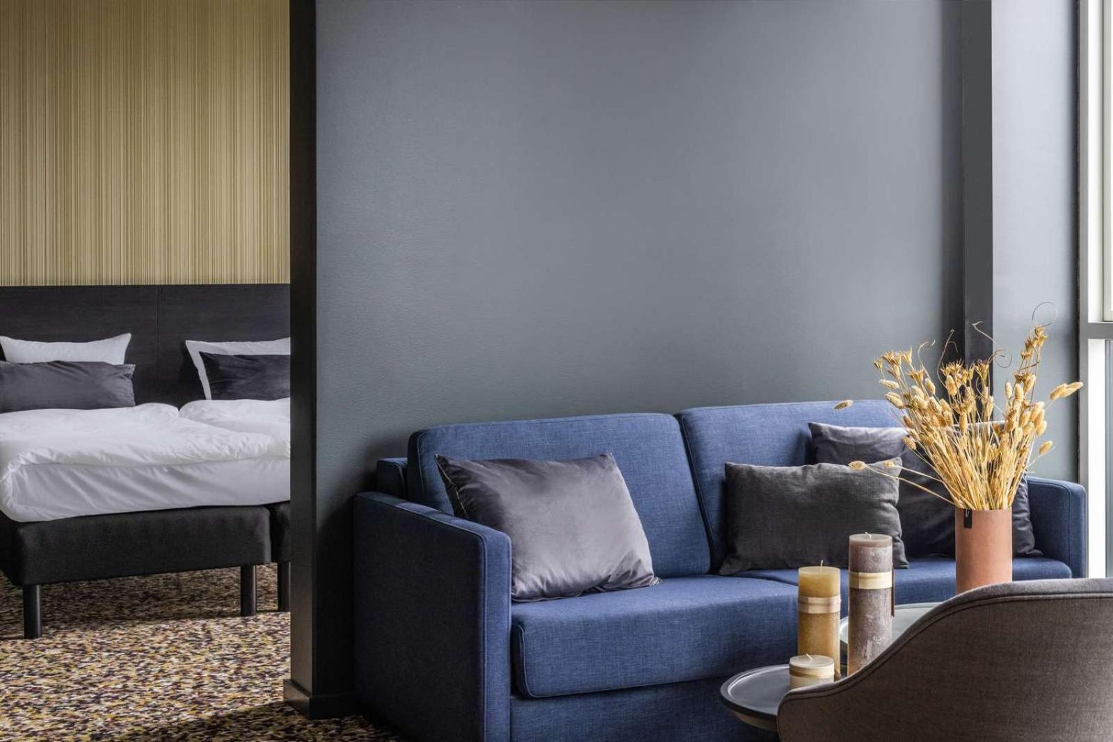 King Suite with Balcony - Photo 4