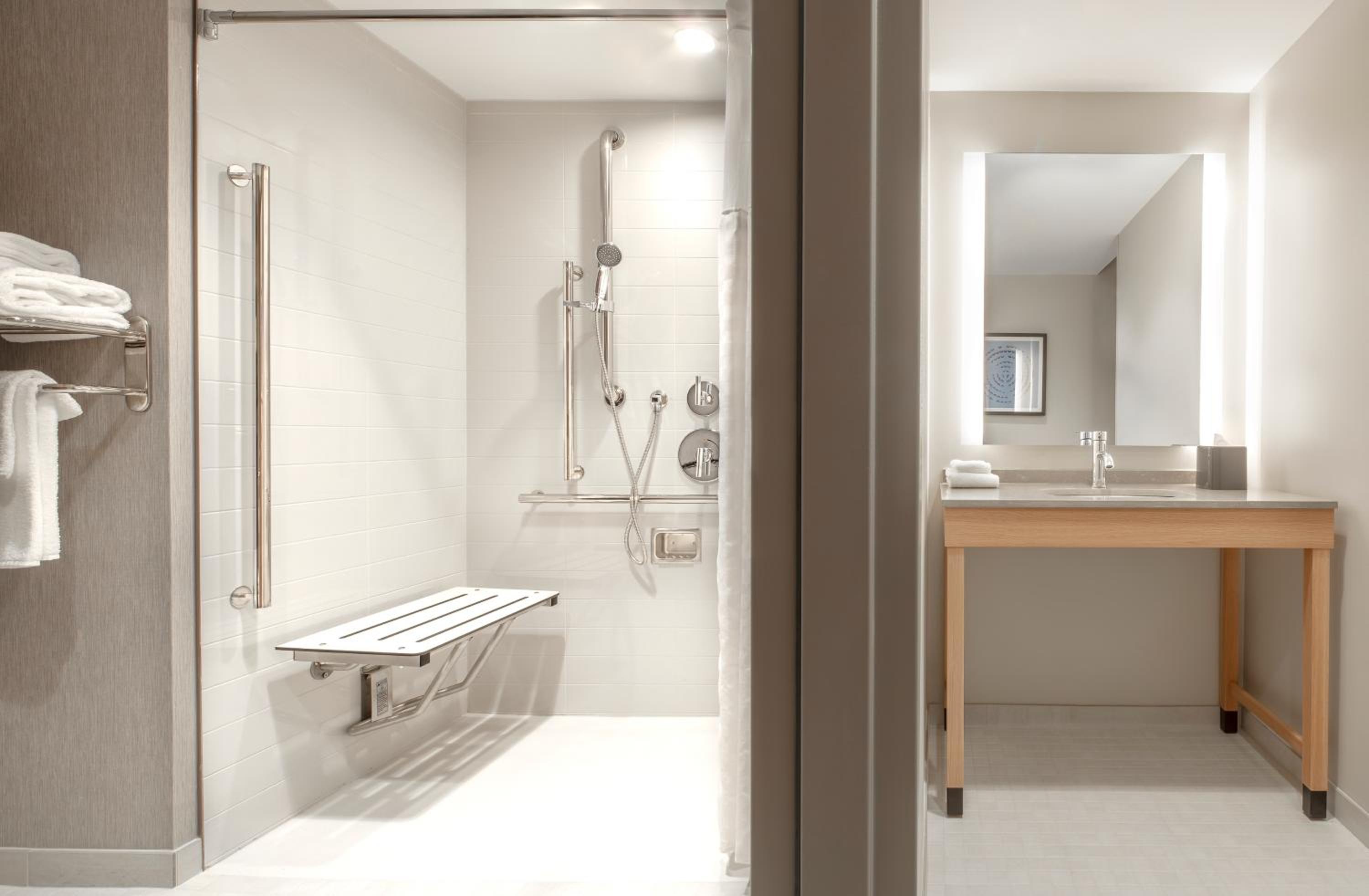 King Room with Sofa Bed and Accessible Shower - Disability Access - Photo 2