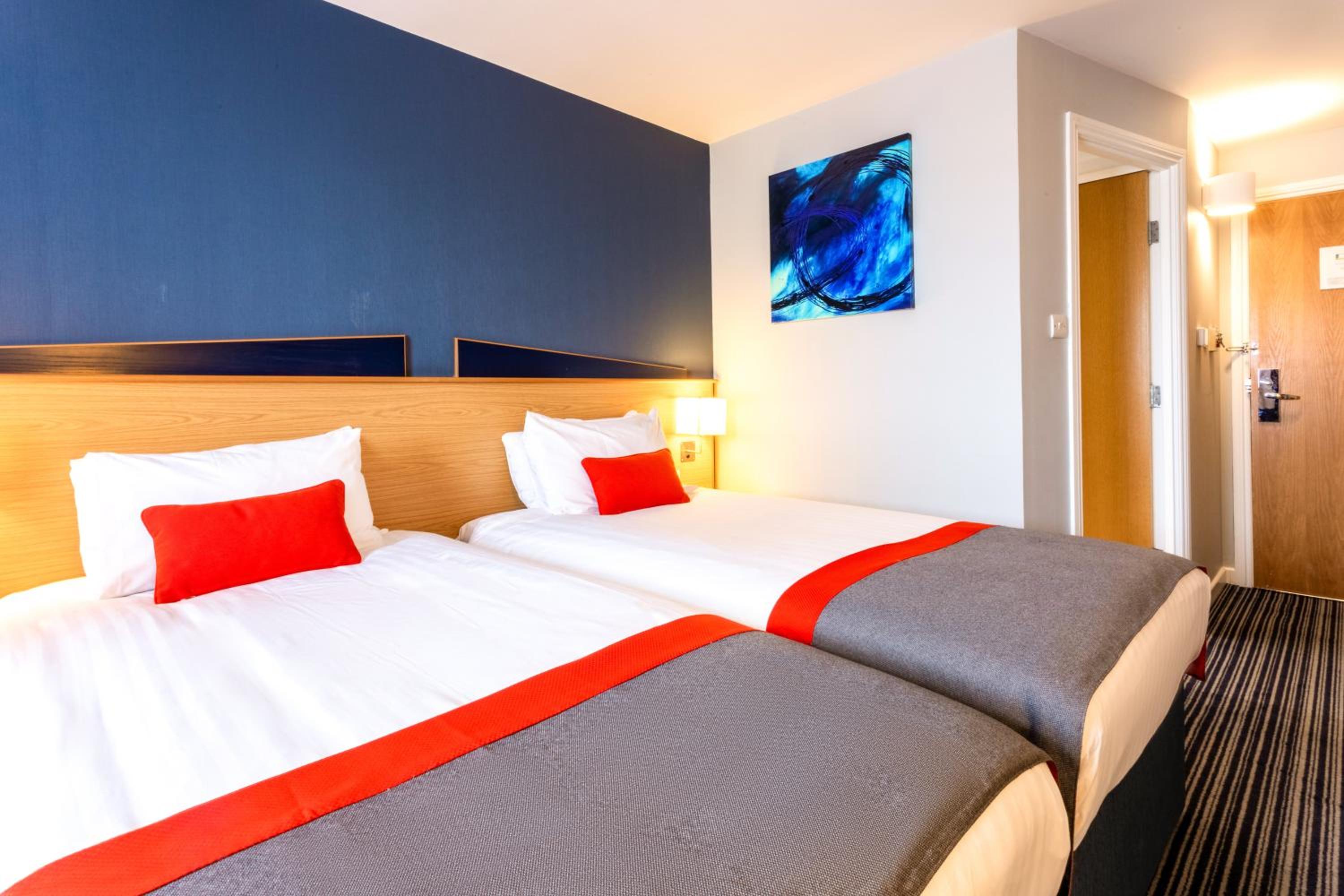 Standard Twin Room with Free Hot Breakfast - Photo 5