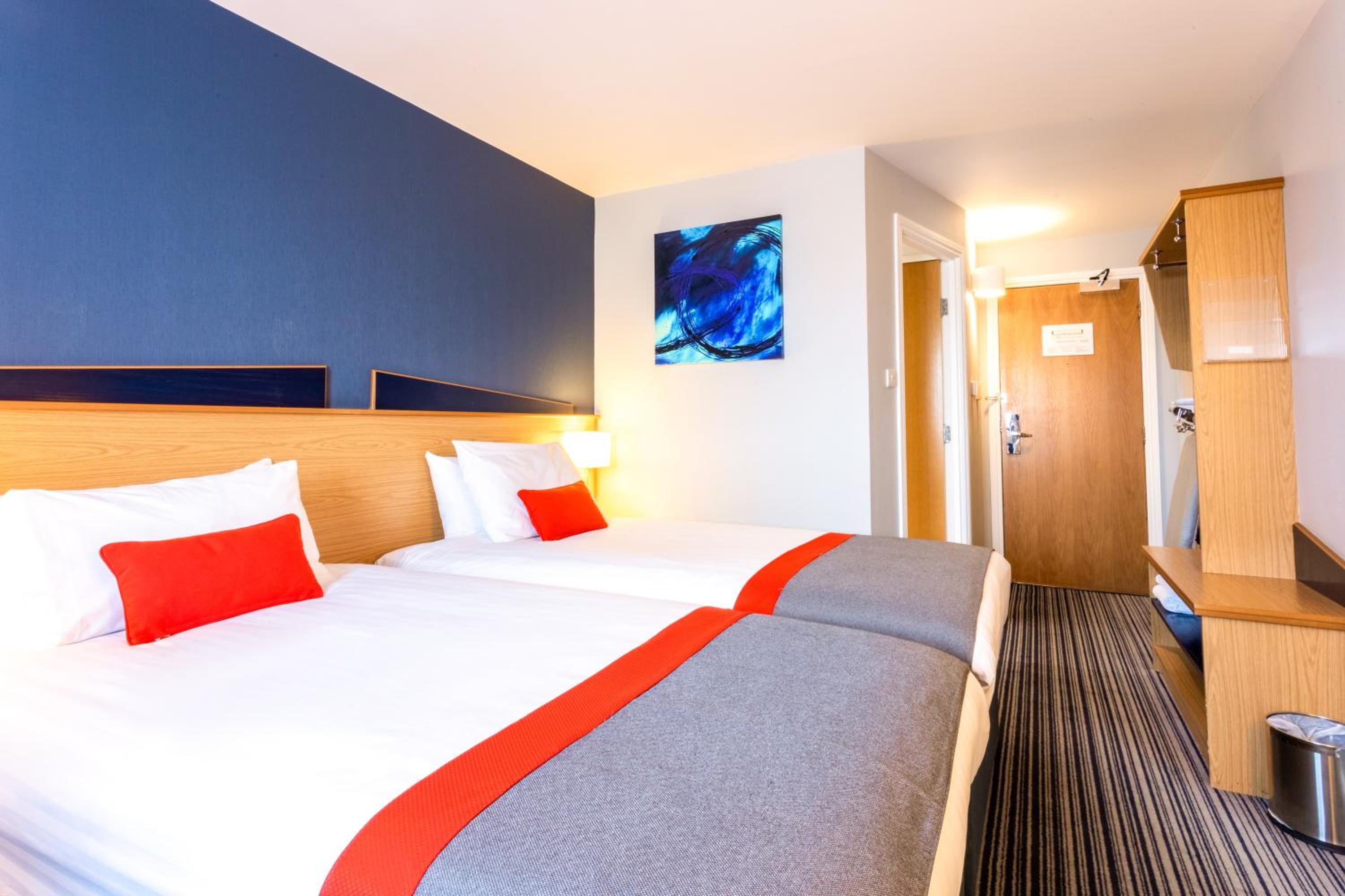 Standard Twin Room with Free Hot Breakfast - Photo 6