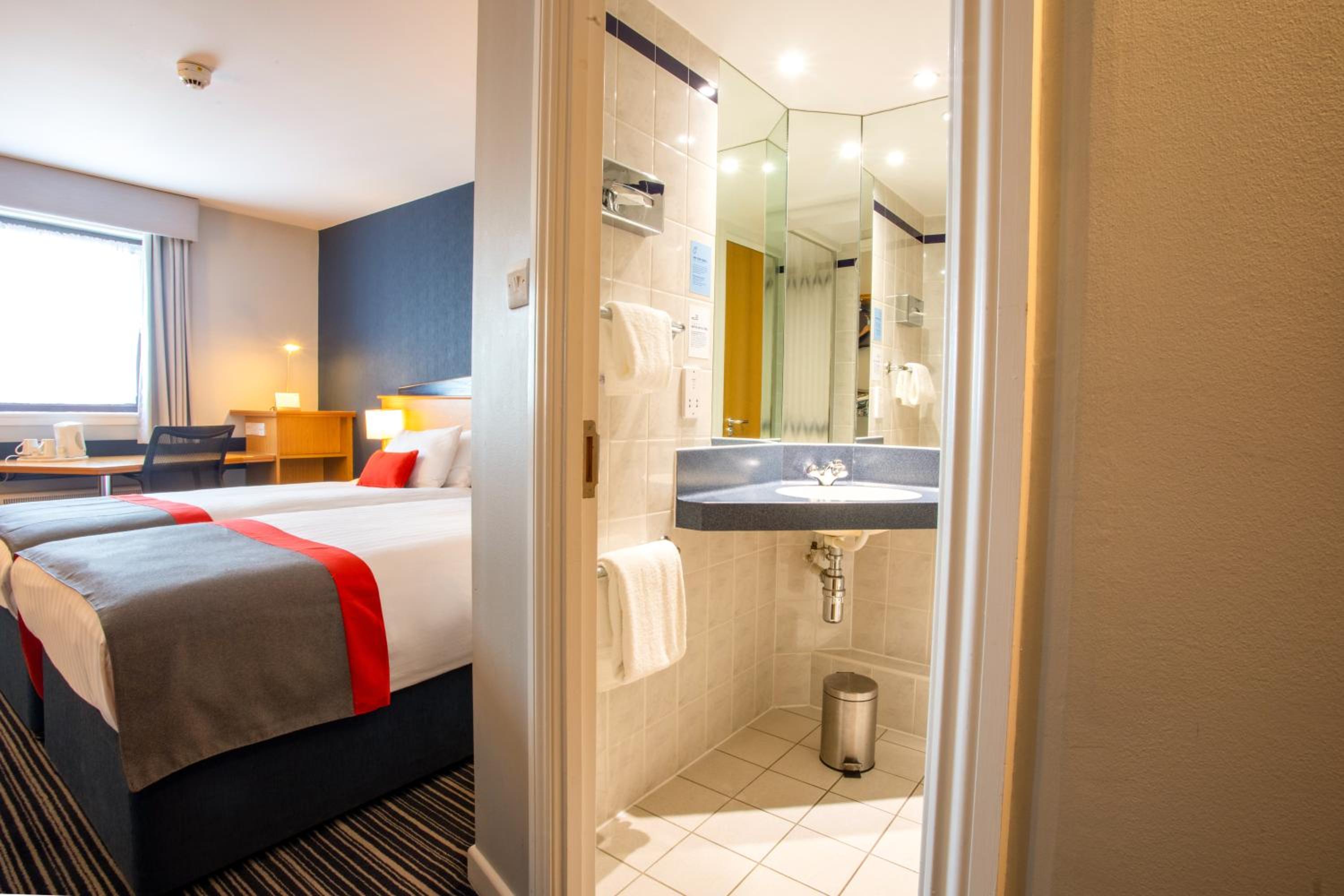 Standard Twin Room with Free Hot Breakfast - Photo 1